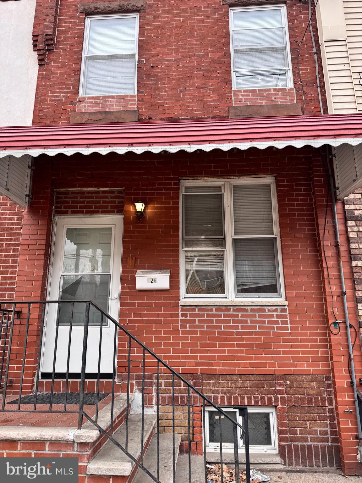 Welcome to 825 W Ritner St, a delightful 3-bedroom, 1.5-bathroom townhouse nestled in the heart of South Philadelphia’s vibrant Lower Moyamensing neighborhood