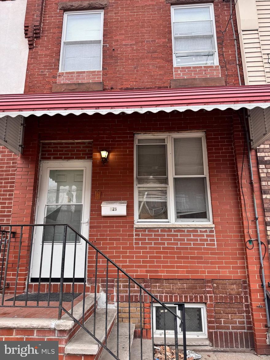 Welcome to 825 W Ritner St, a delightful 3-bedroom, 1.5-bathroom townhouse nestled in the heart of South Philadelphia’s vibrant Lower Moyamensing neighborhood