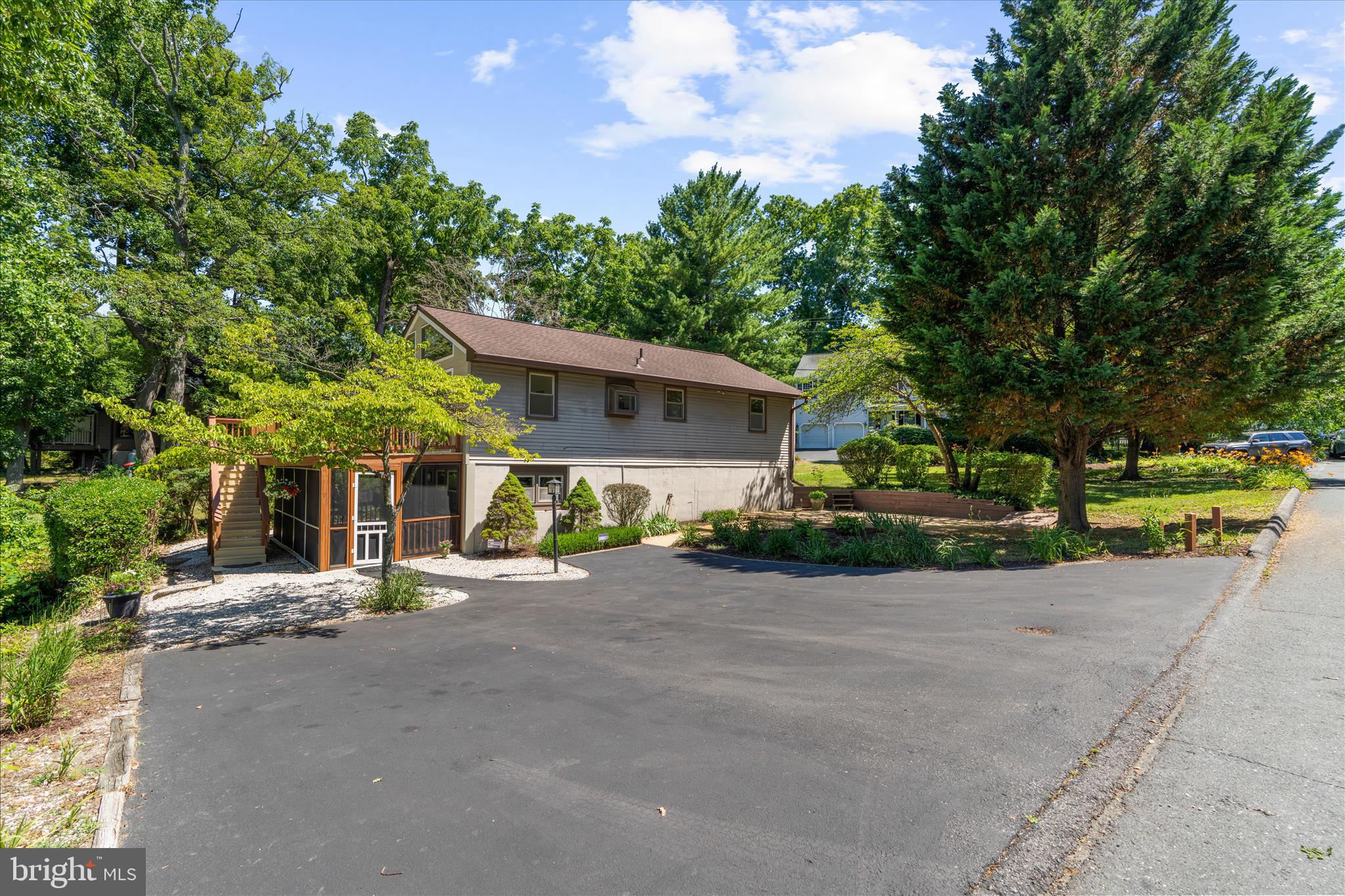 1000 LAKEVIEW LANE
