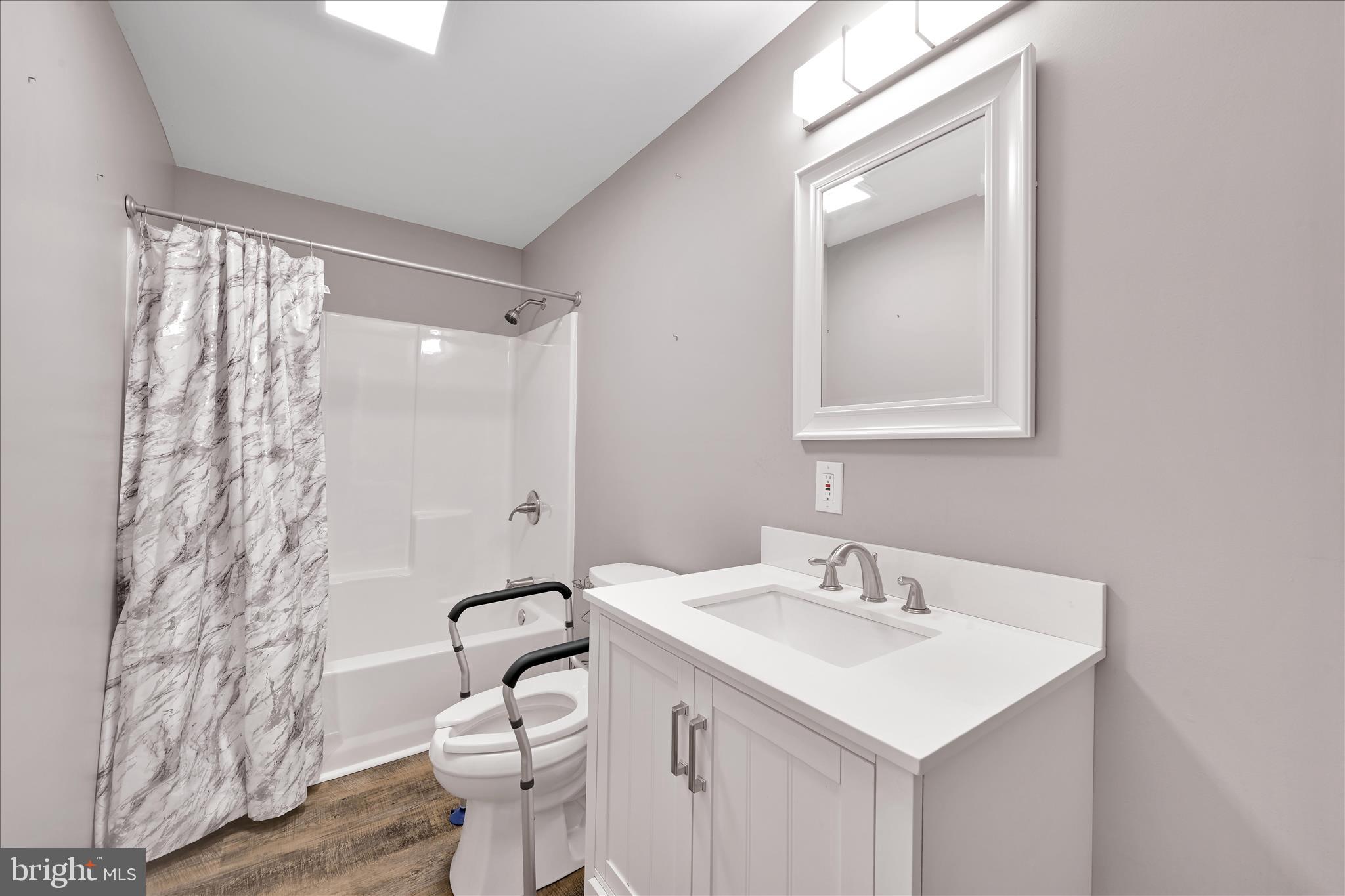 1 MI W OF EPHRATA - Residential