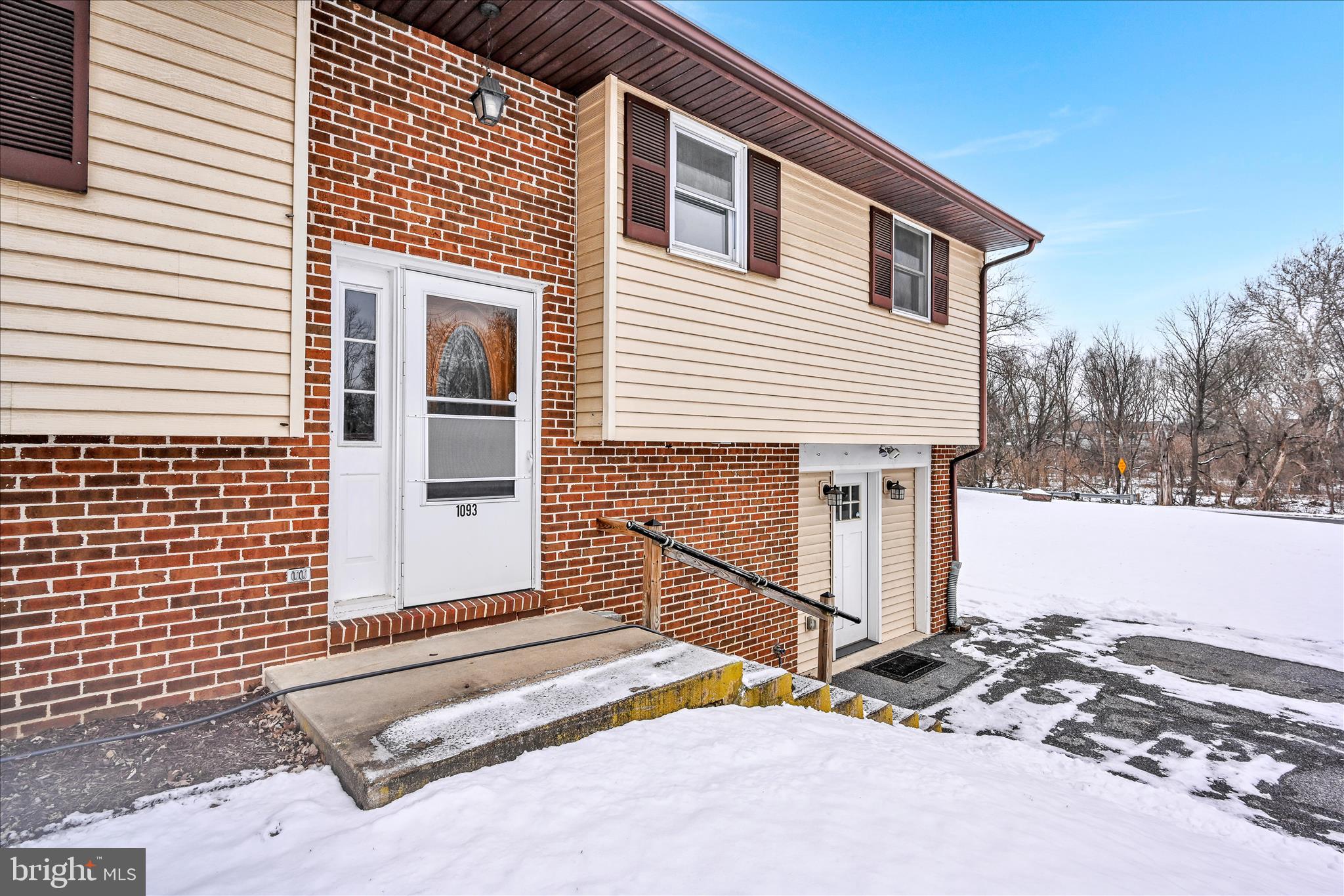 1 MI W OF EPHRATA - Residential