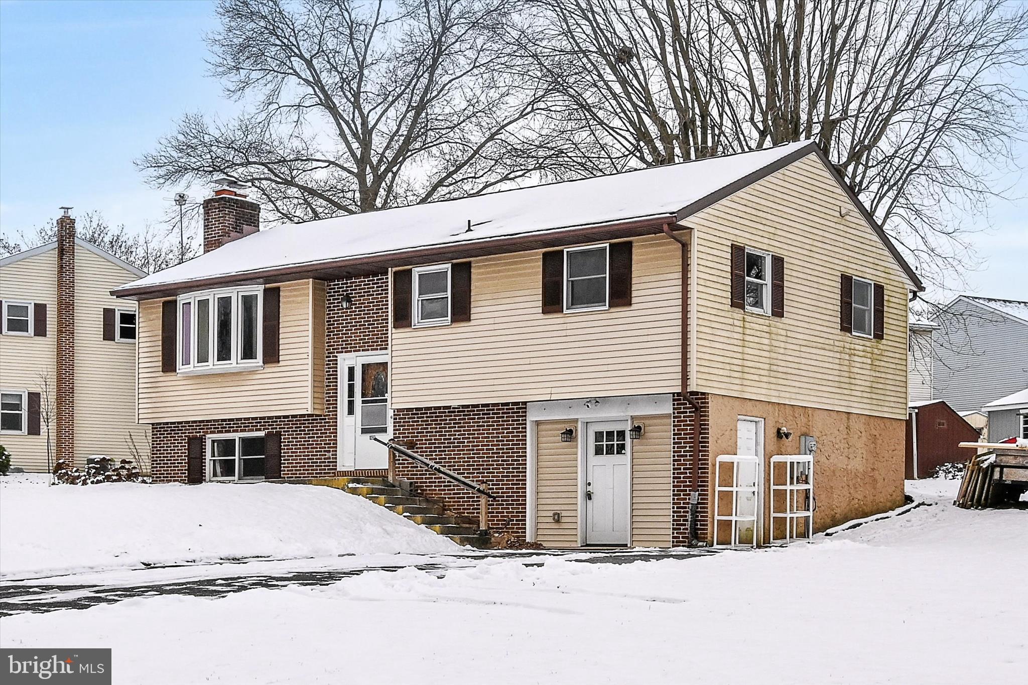 1 MI W OF EPHRATA - Residential