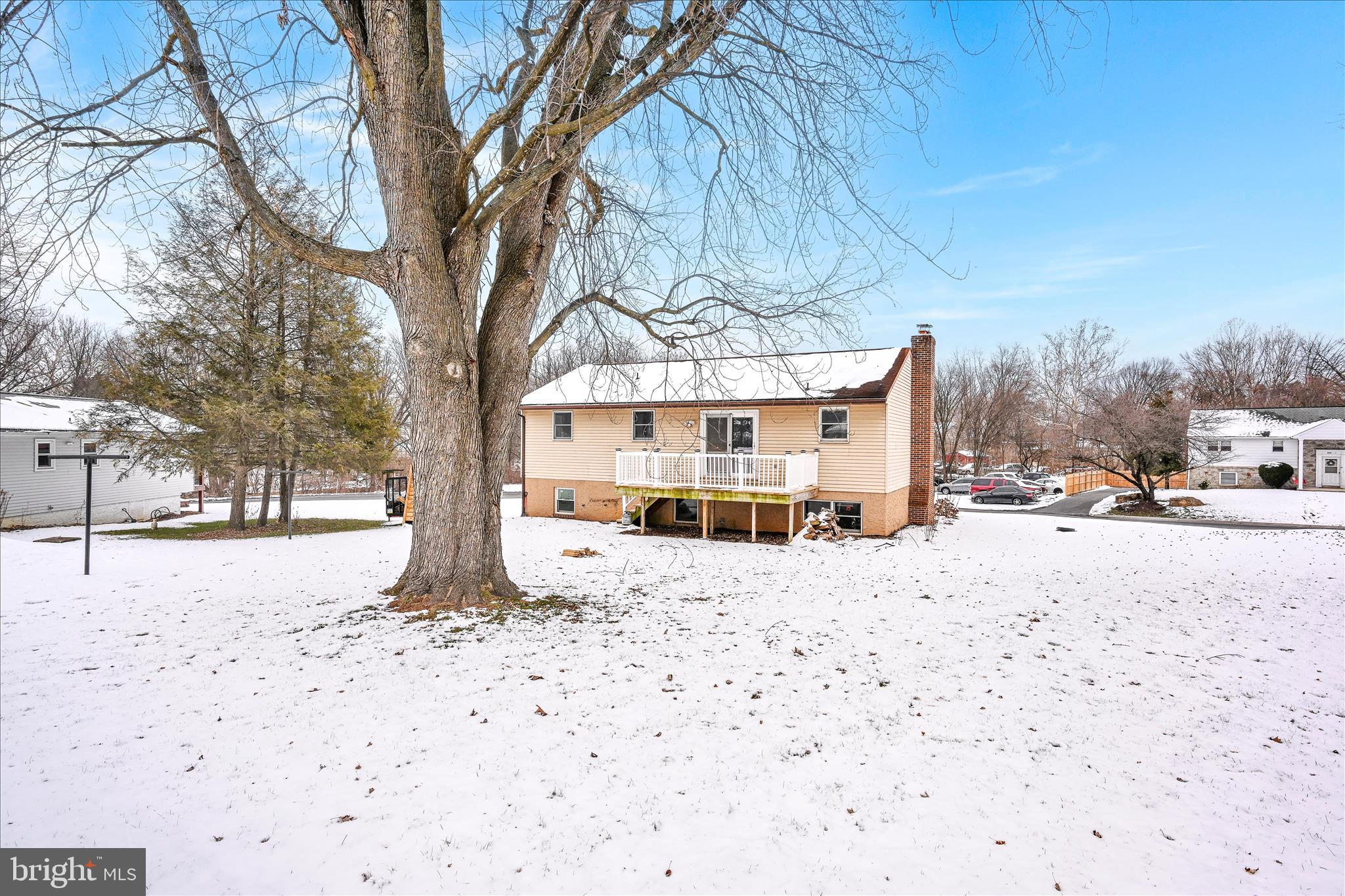 1 MI W OF EPHRATA - Residential