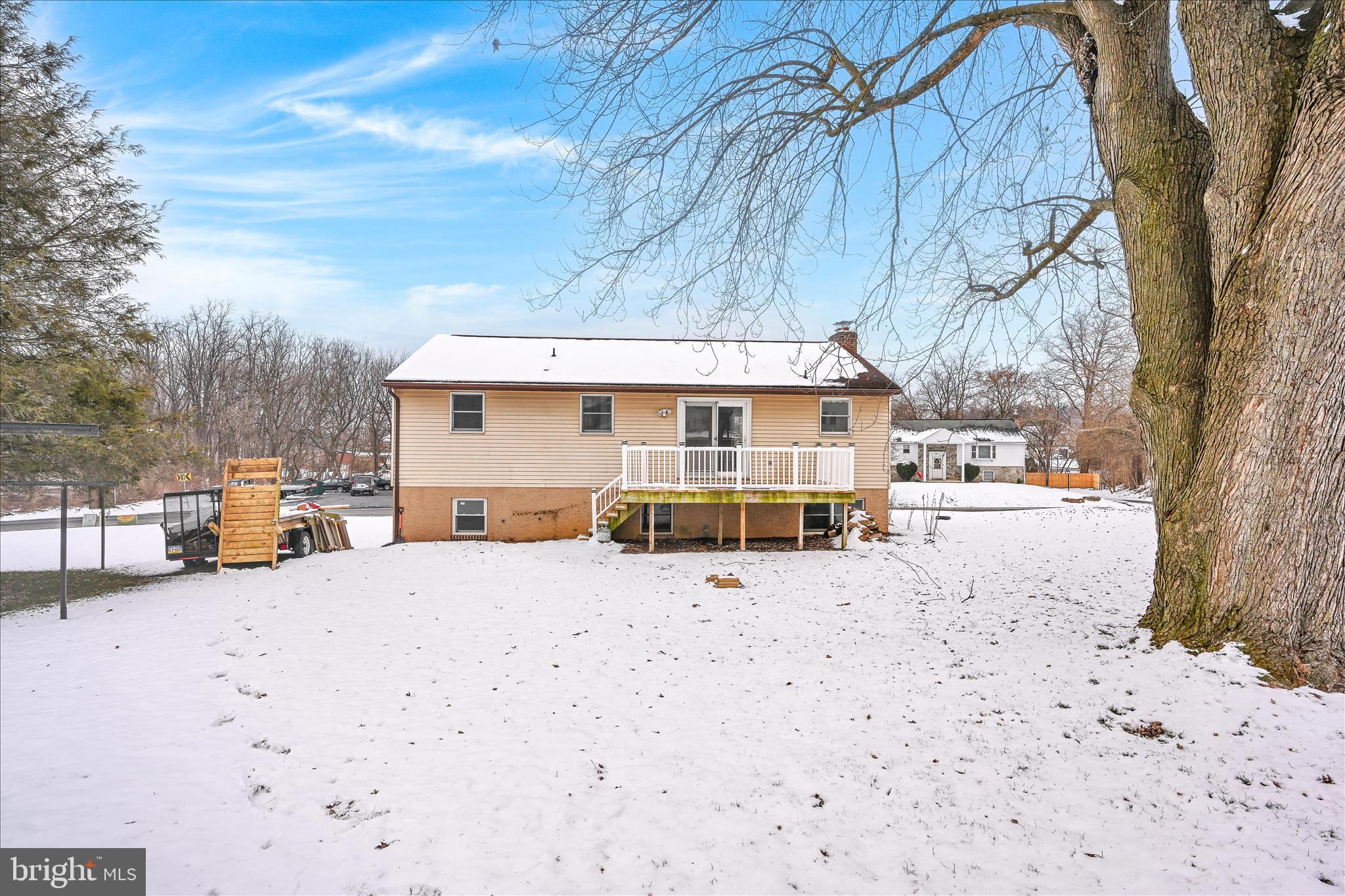 1 MI W OF EPHRATA - Residential