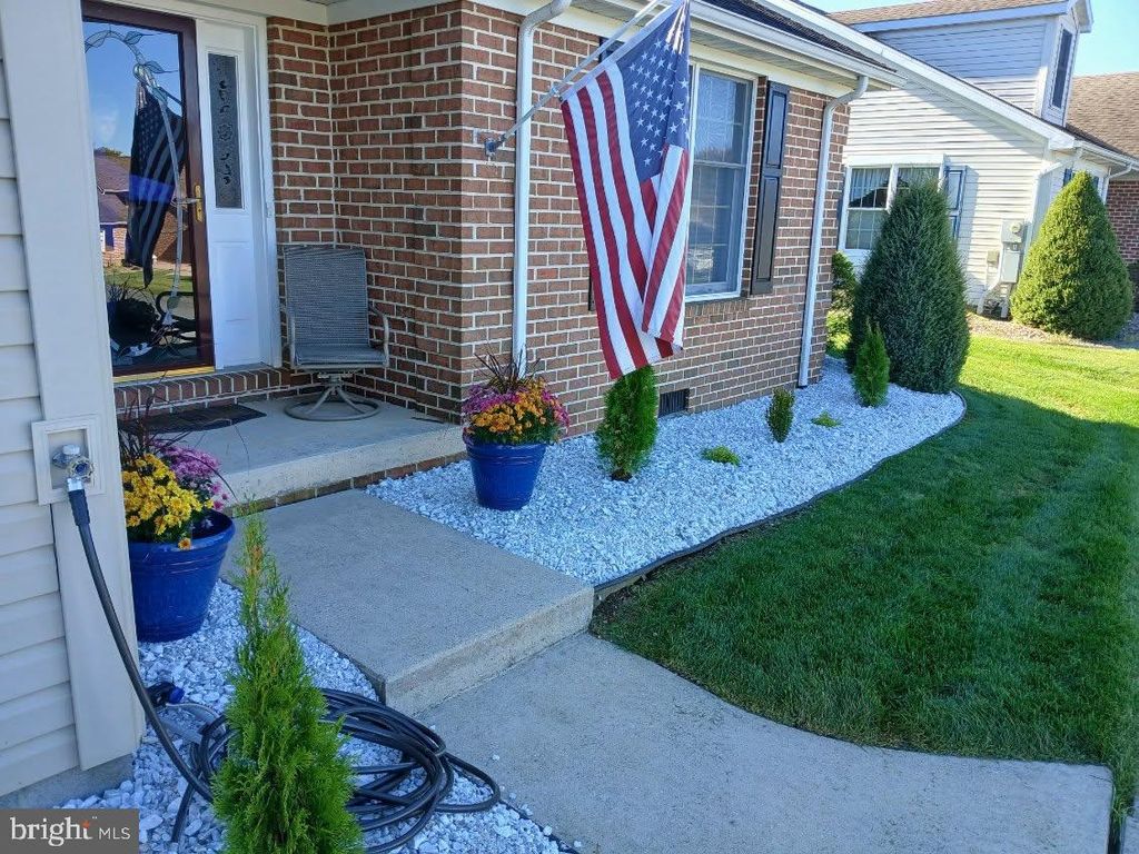 Photo of 1512 Spring Side Drive E, CHAMBERSBURG, PA 17202 (MLS # PAFL2032568)