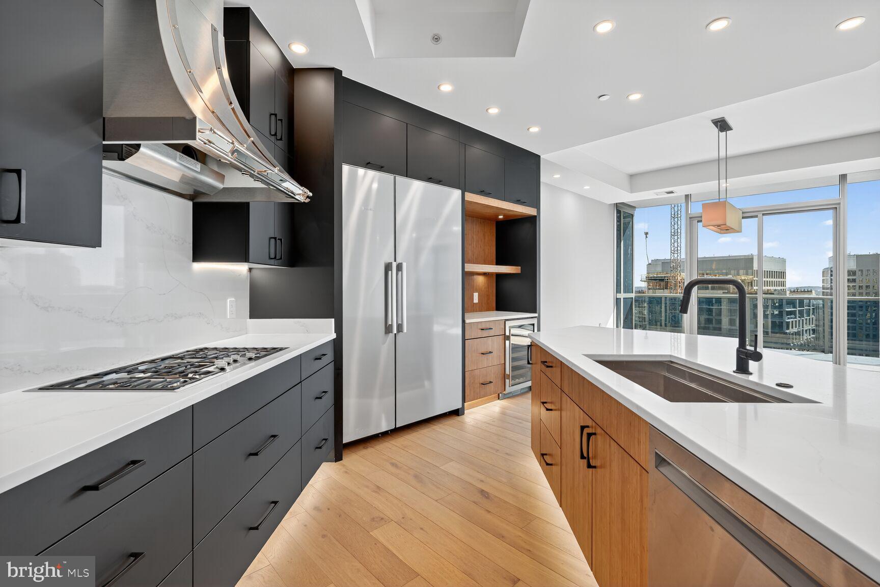 TURNBERRY TOWER - Residential