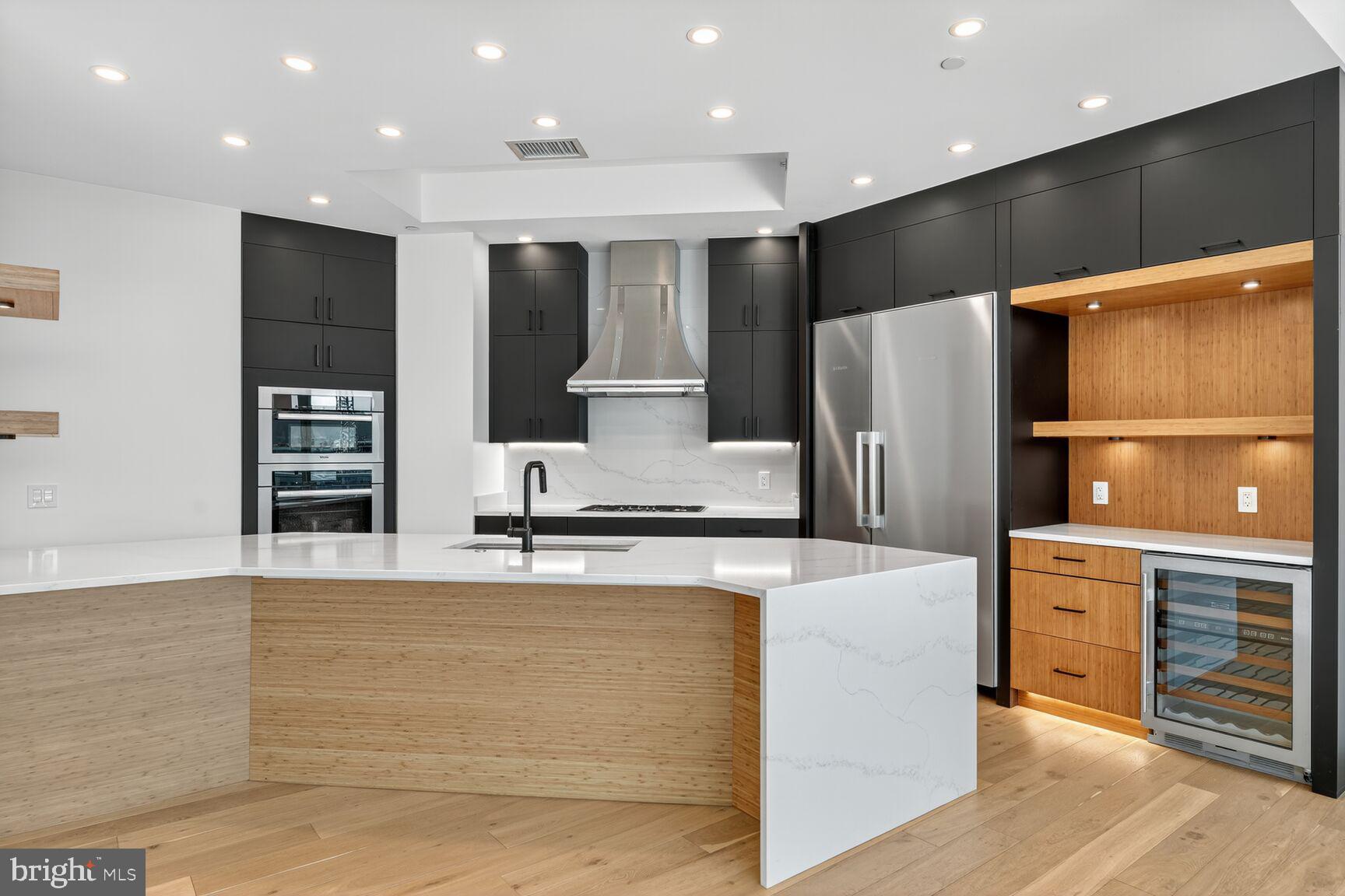 TURNBERRY TOWER - Residential