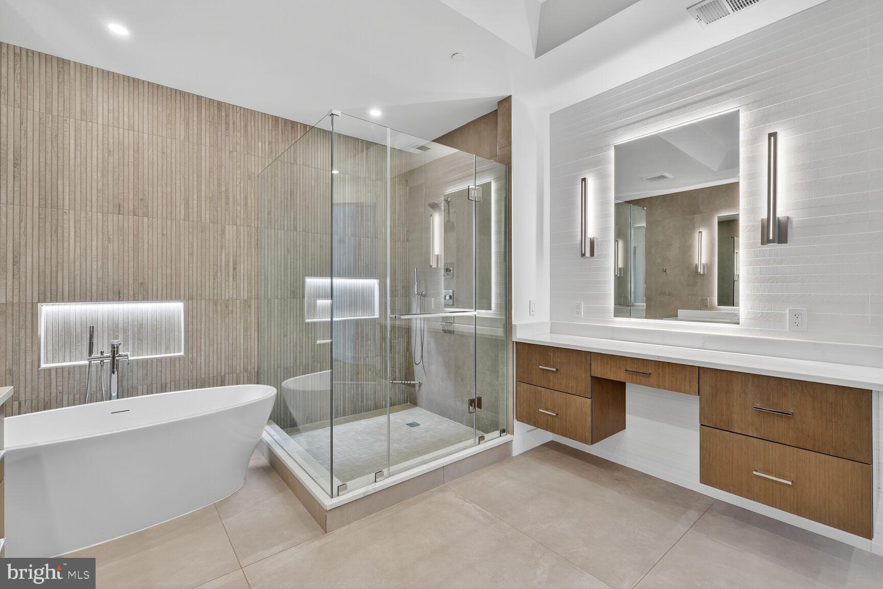 TURNBERRY TOWER - Residential