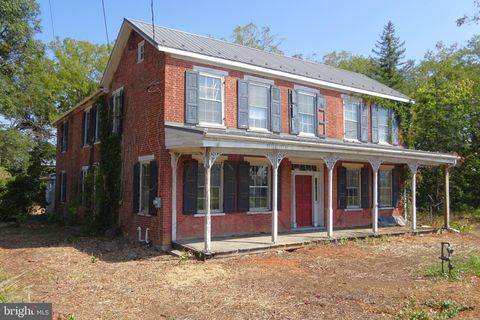 823 BUCHANAN TRAIL E GREENCASTLE PA 17225