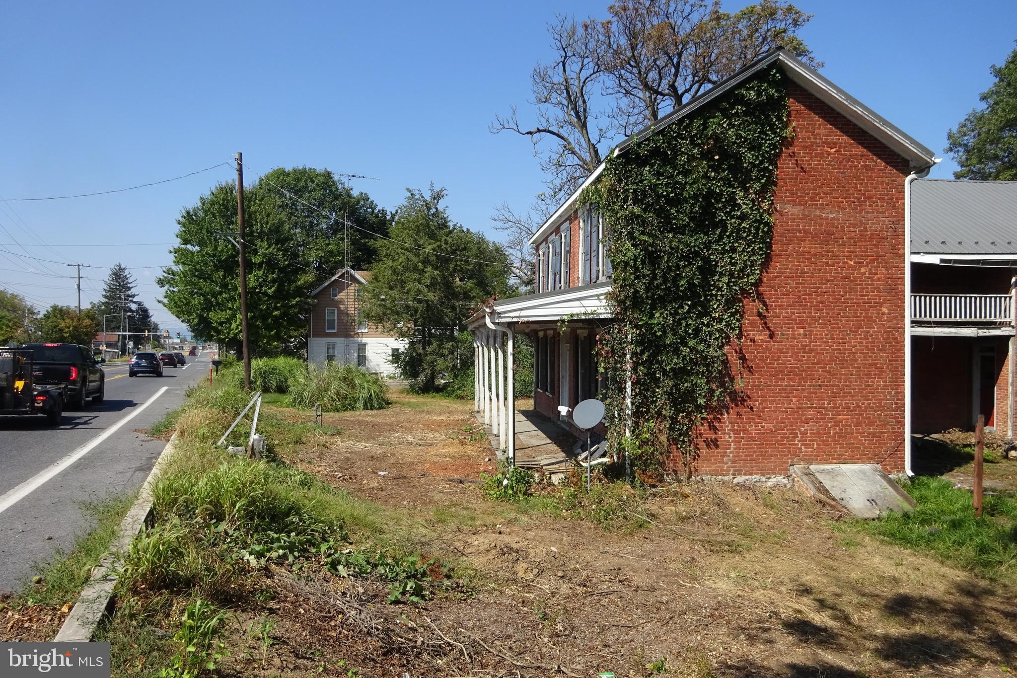 Main image without alt text