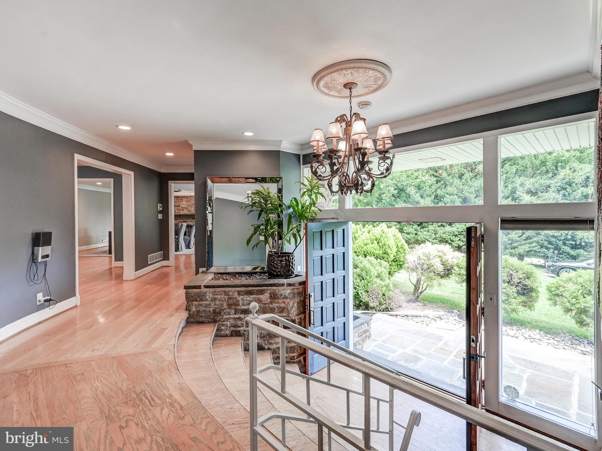 LONG QUARTER - Residential