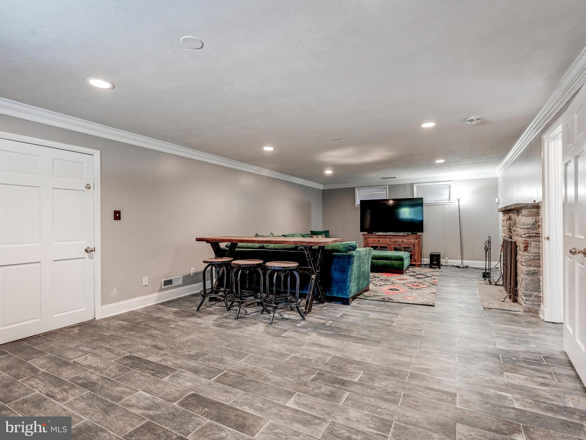 LONG QUARTER - Residential