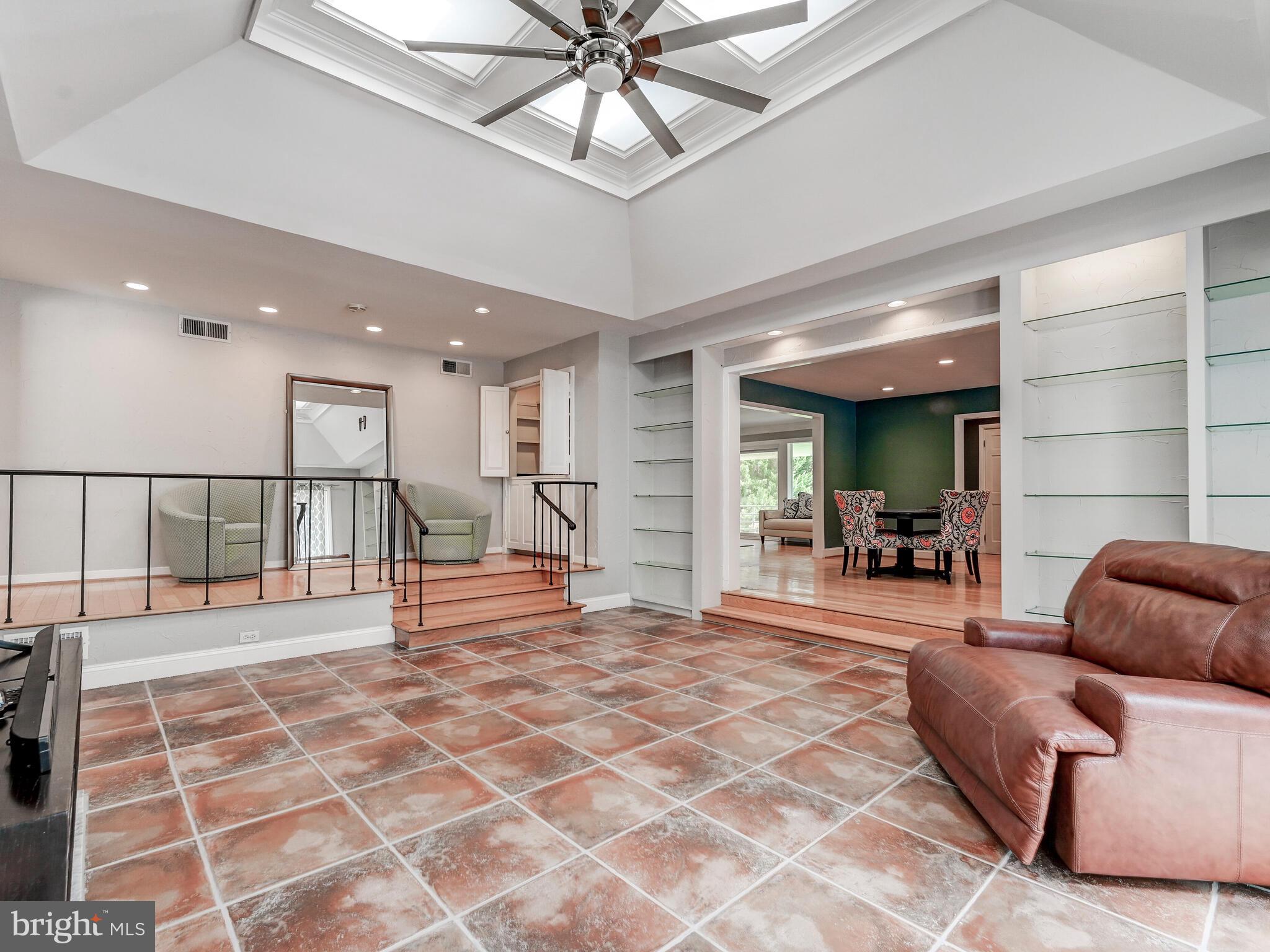 LONG QUARTER - Residential