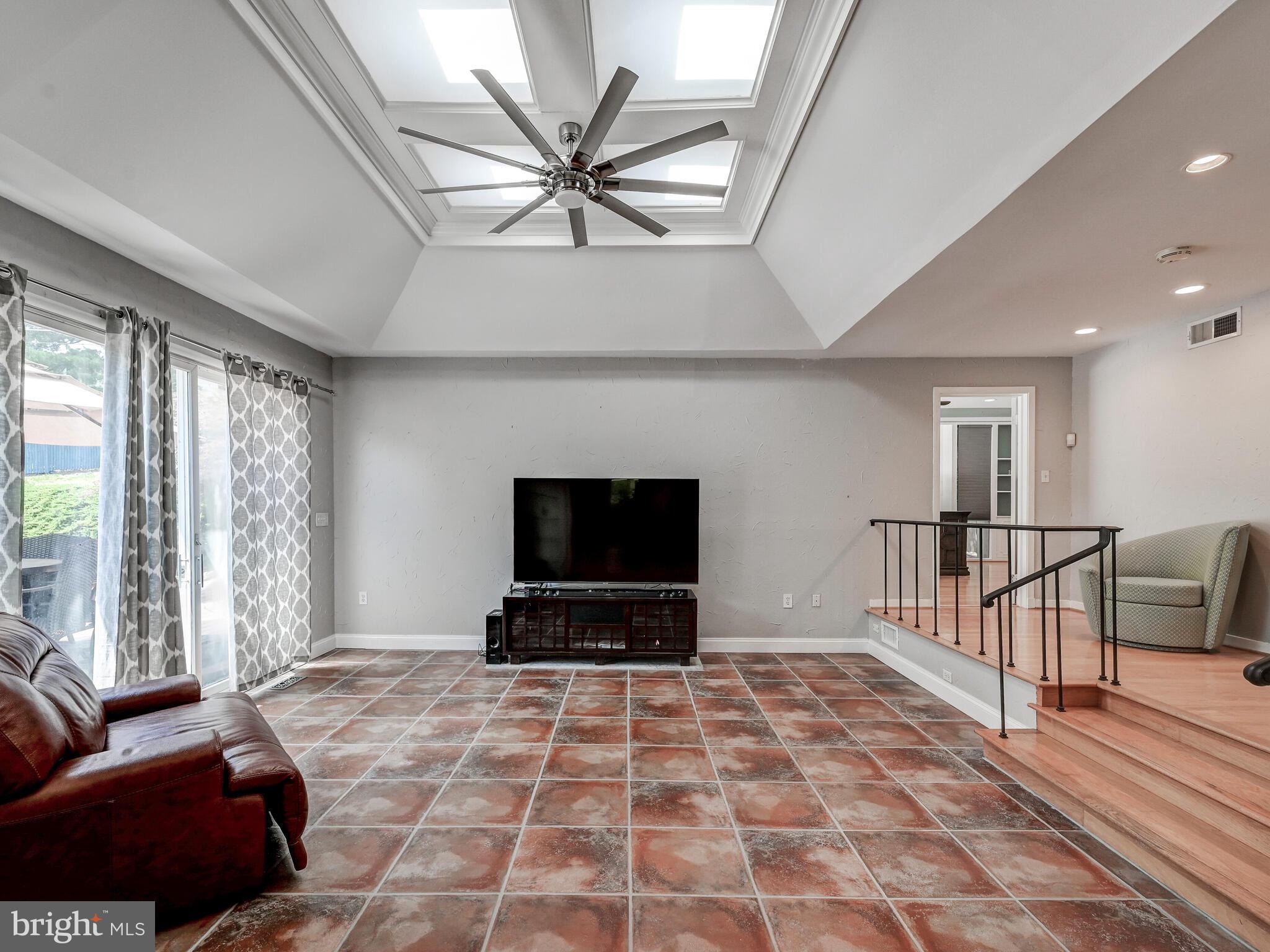 LONG QUARTER - Residential