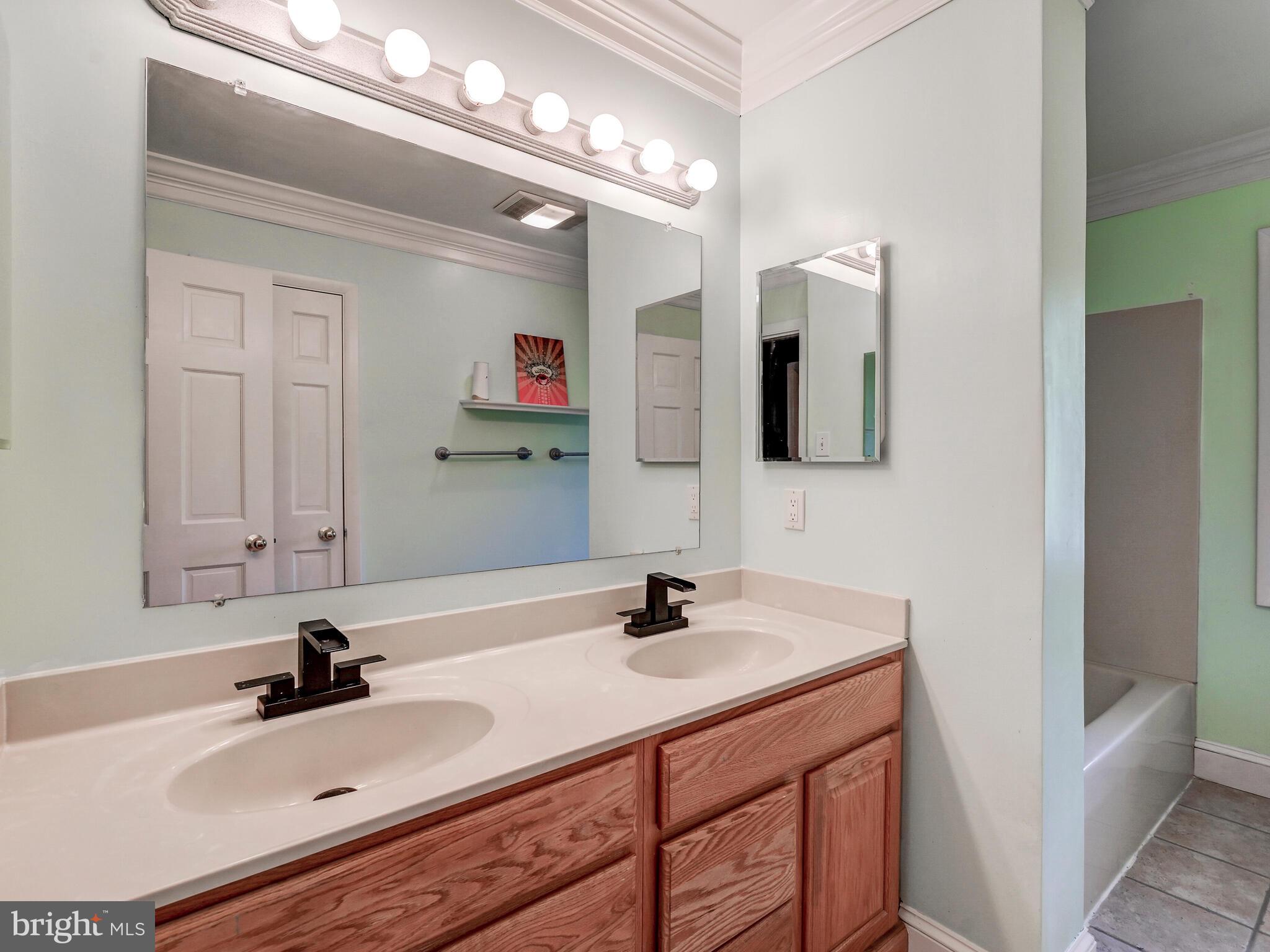 LONG QUARTER - Residential