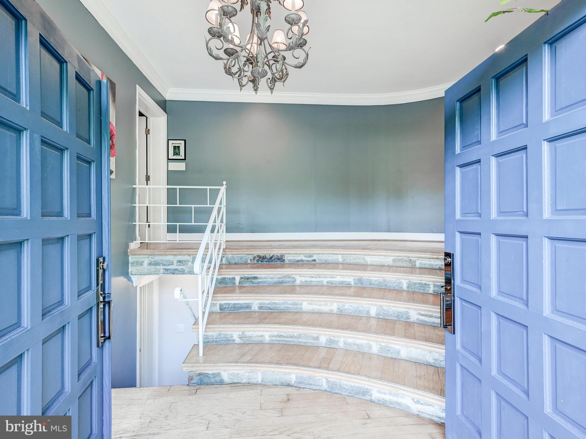 LONG QUARTER - Residential