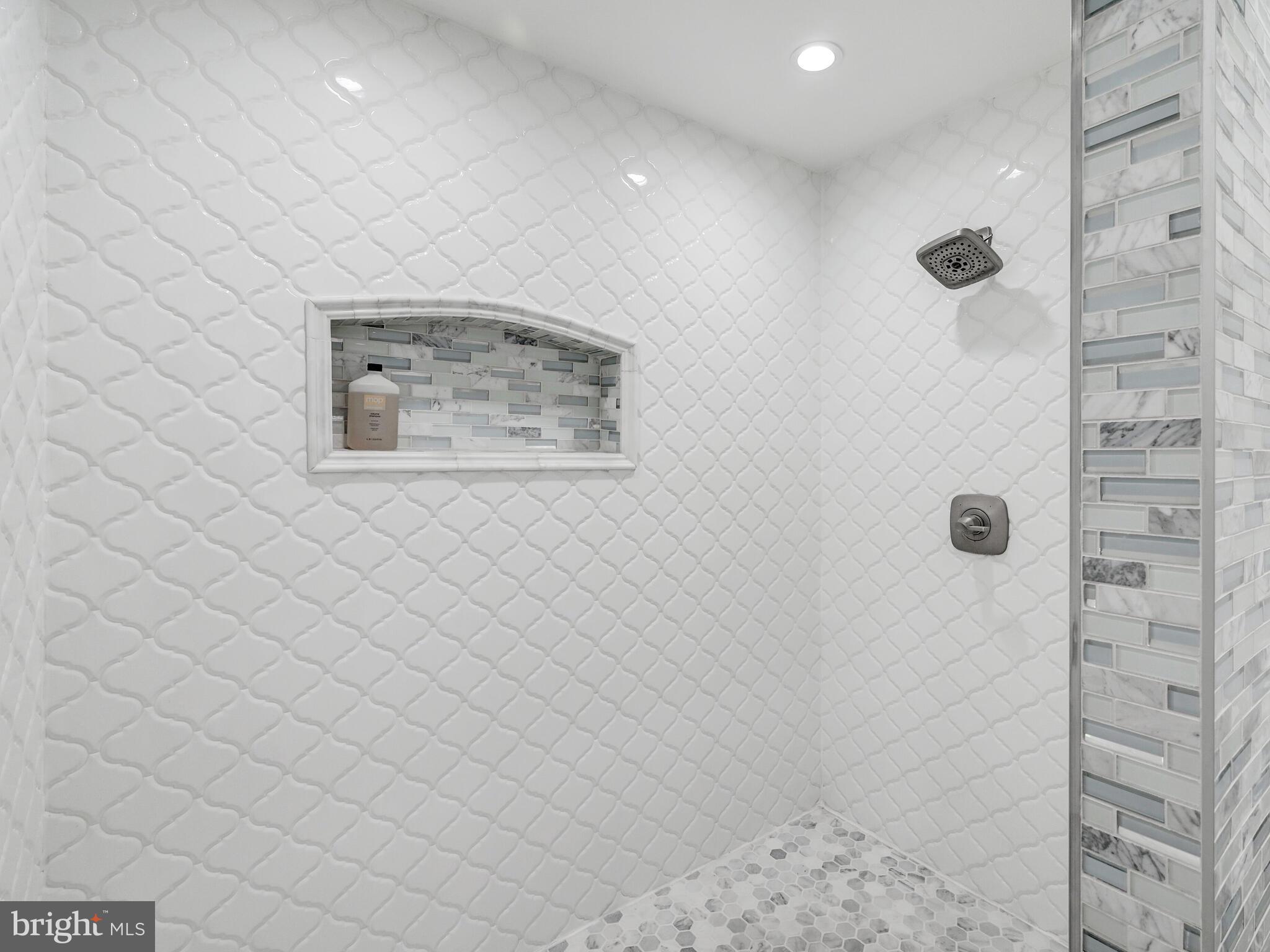 LONG QUARTER - Residential