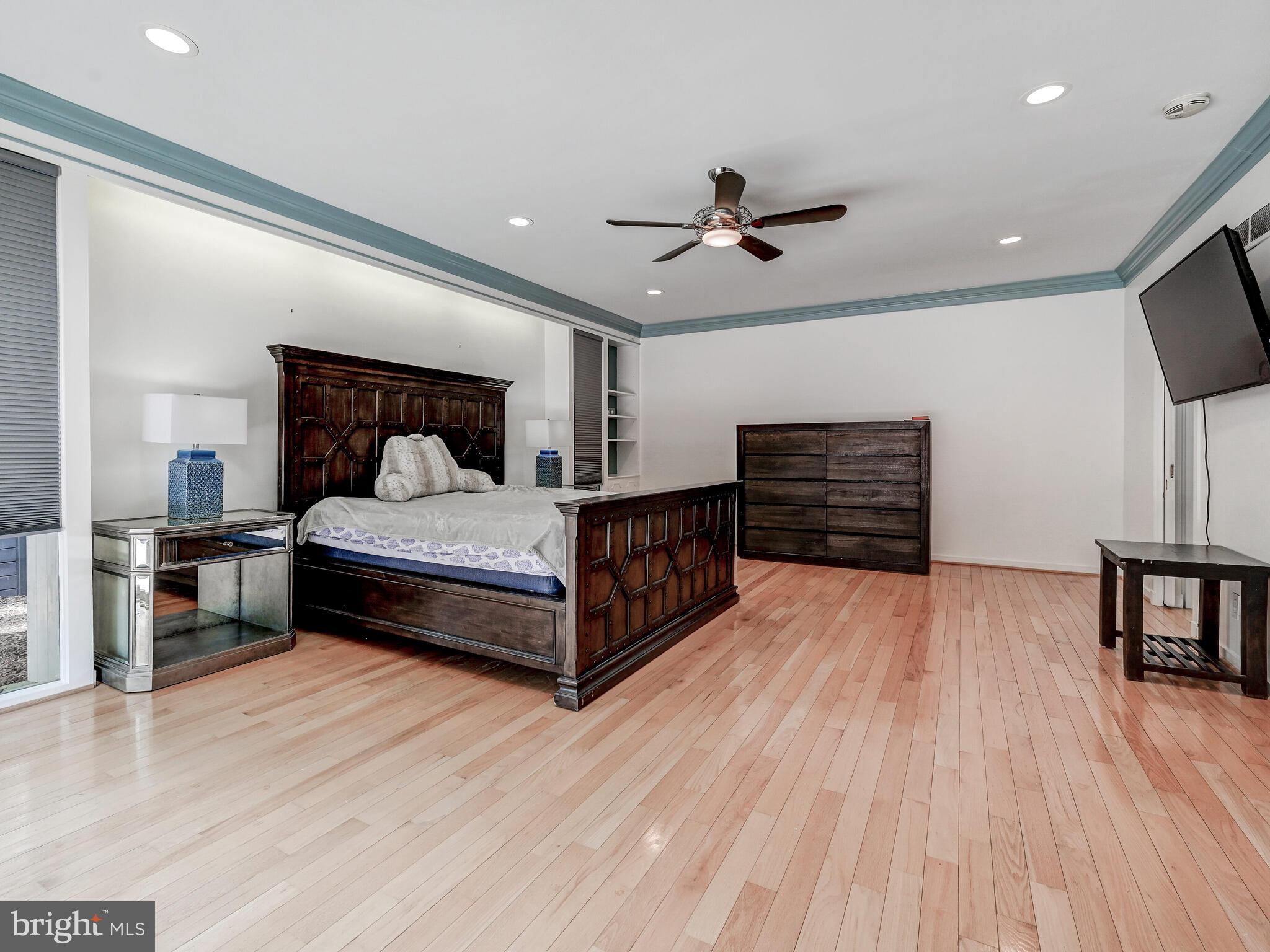 LONG QUARTER - Residential