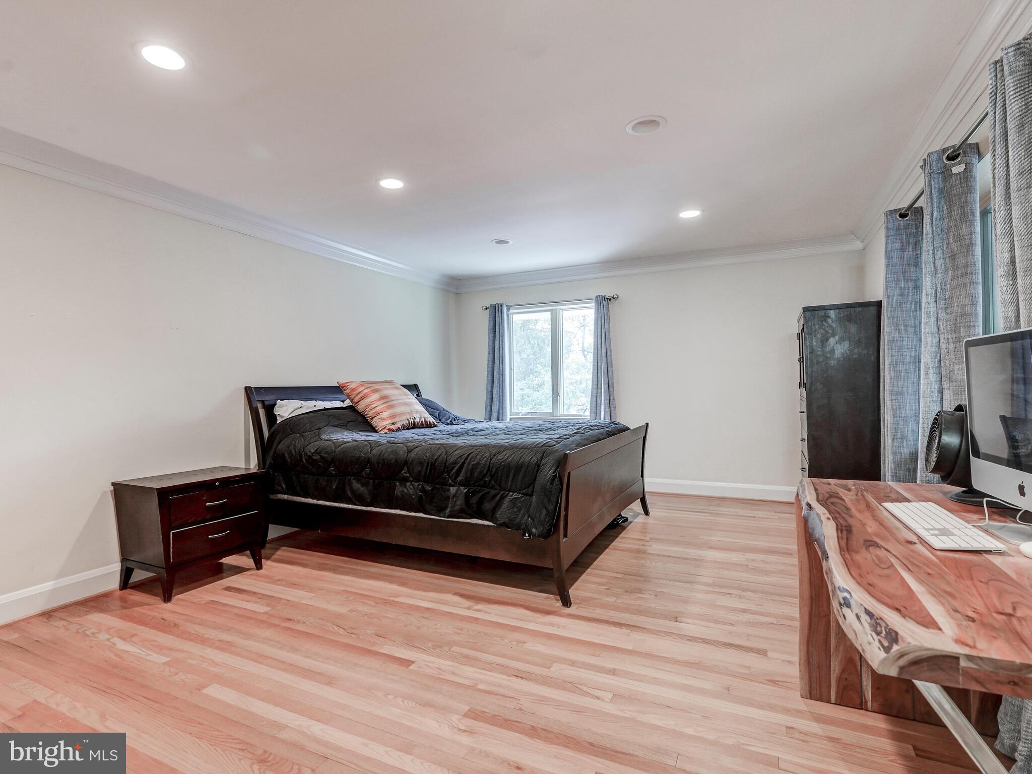 LONG QUARTER - Residential