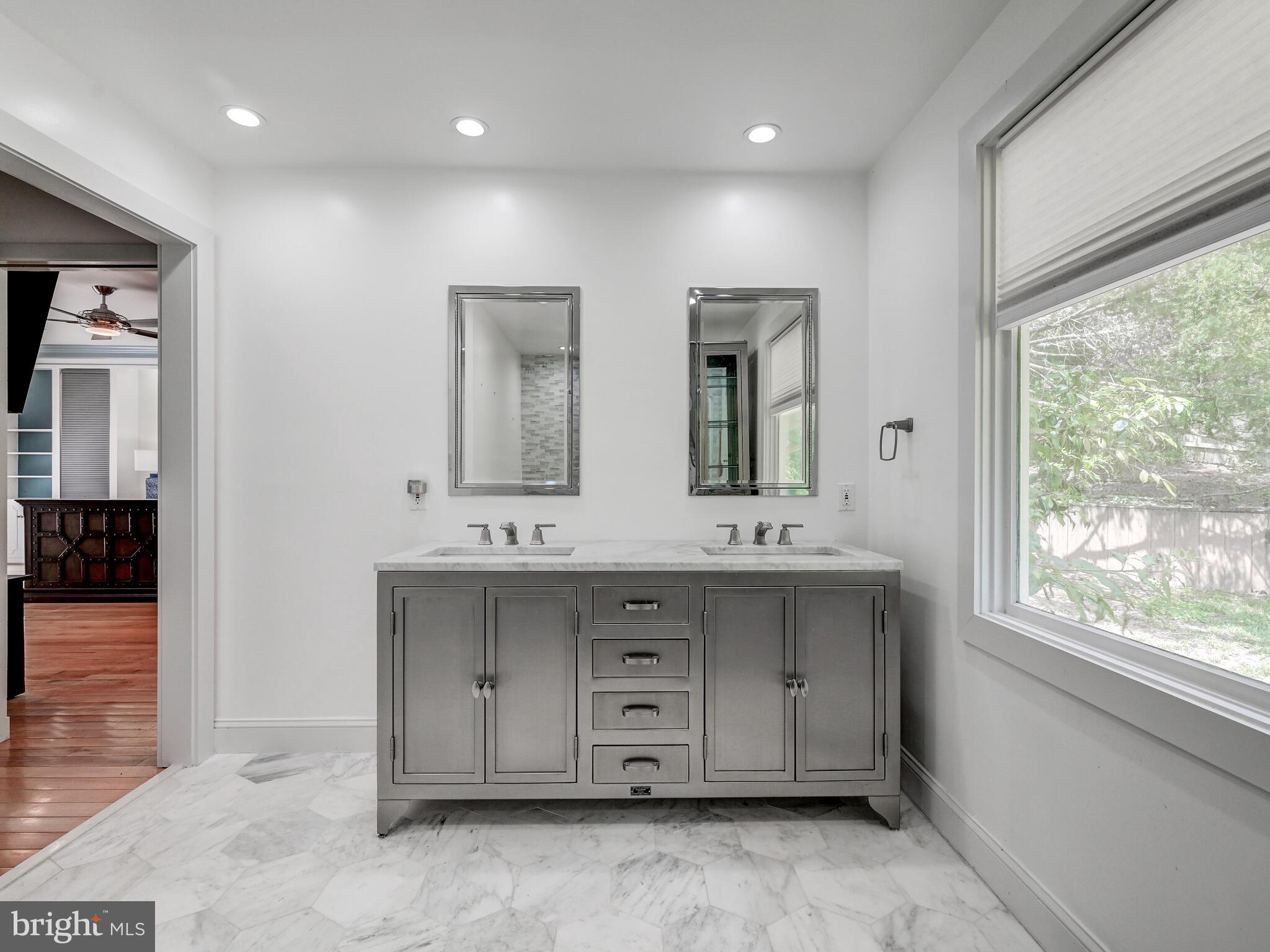 LONG QUARTER - Residential