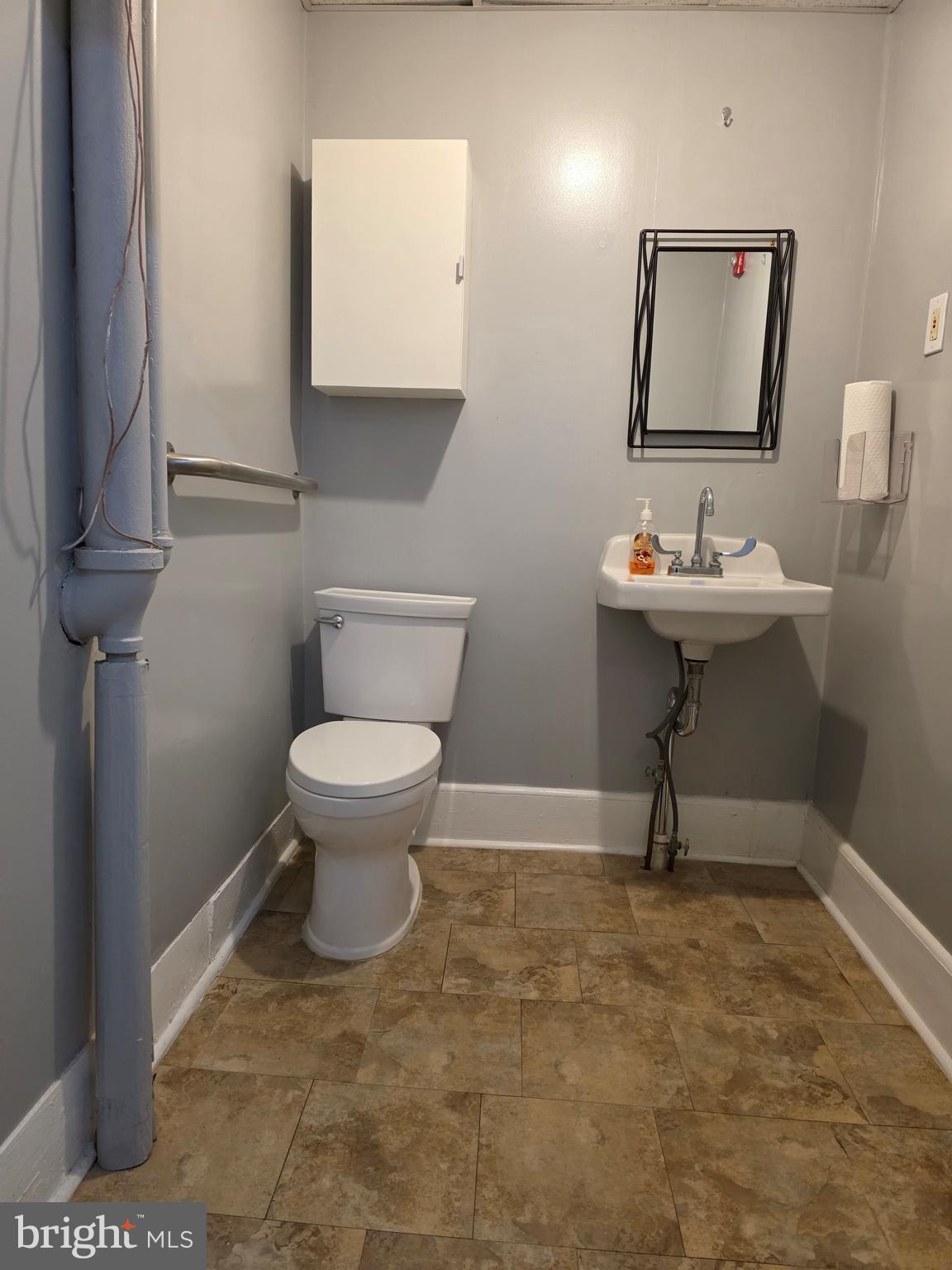 Main image without alt text