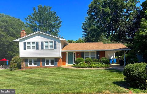 Photo of 1703 Palm Springs Drive, VIENNA, VA 22182 (MLS # VAFX2331166)
