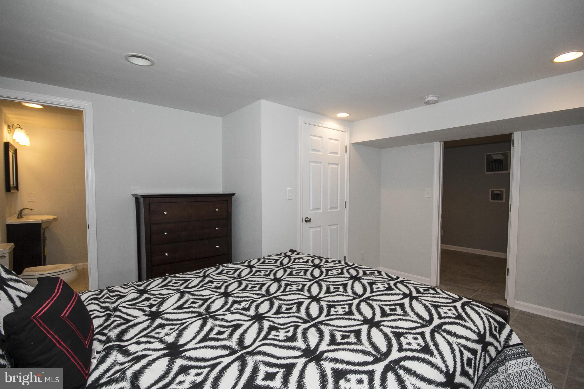 COUNTRY CLUB MANOR - Residential