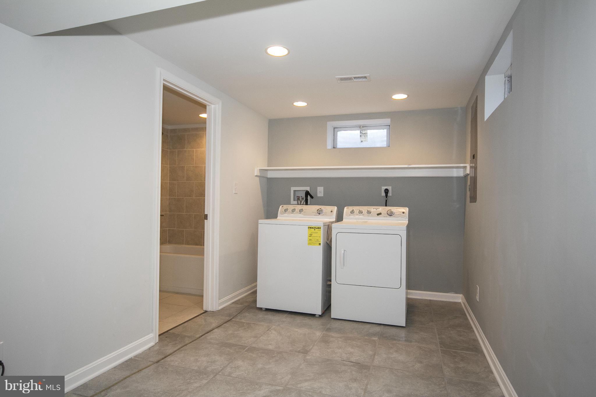 COUNTRY CLUB MANOR - Residential