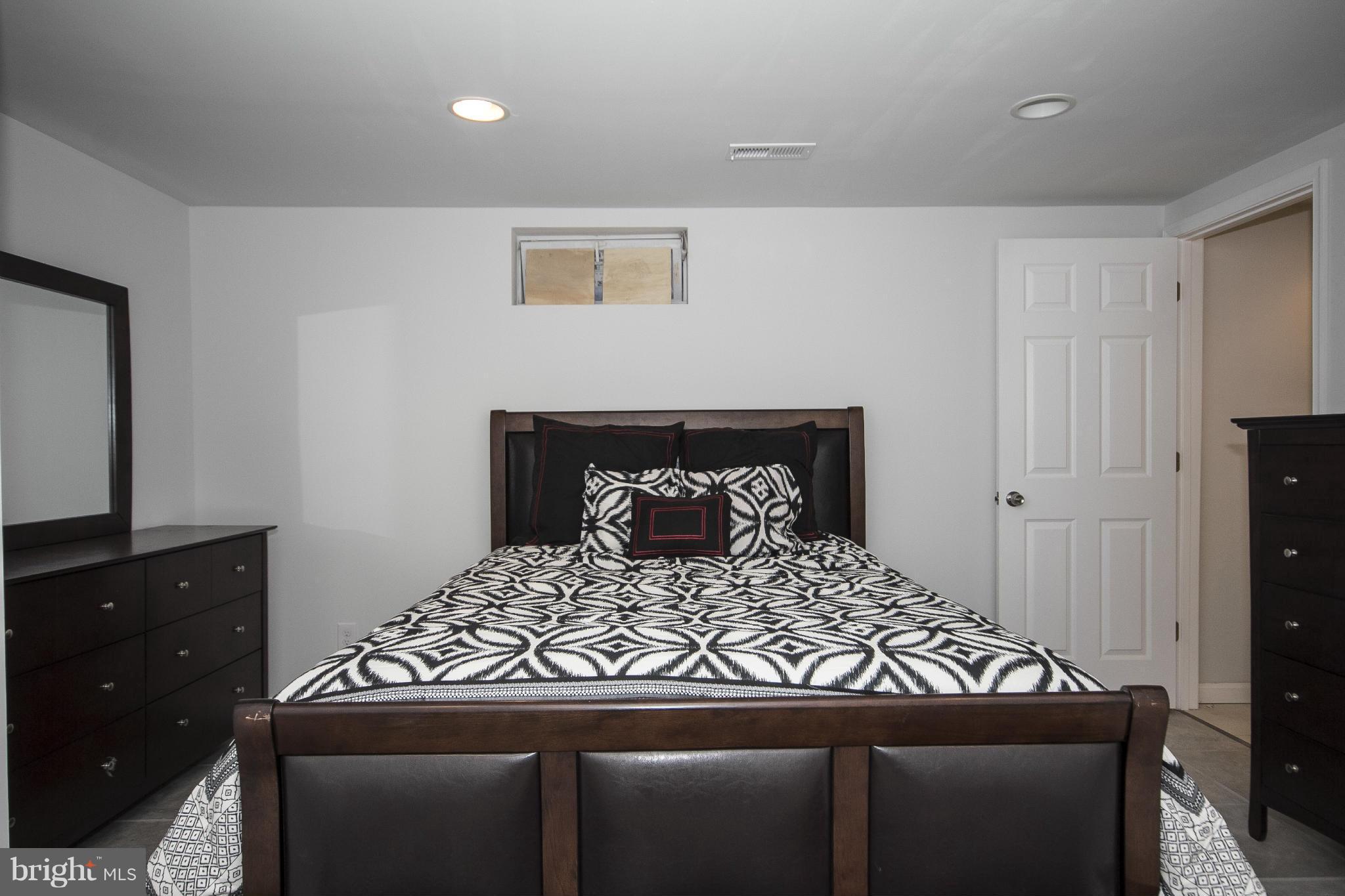 COUNTRY CLUB MANOR - Residential