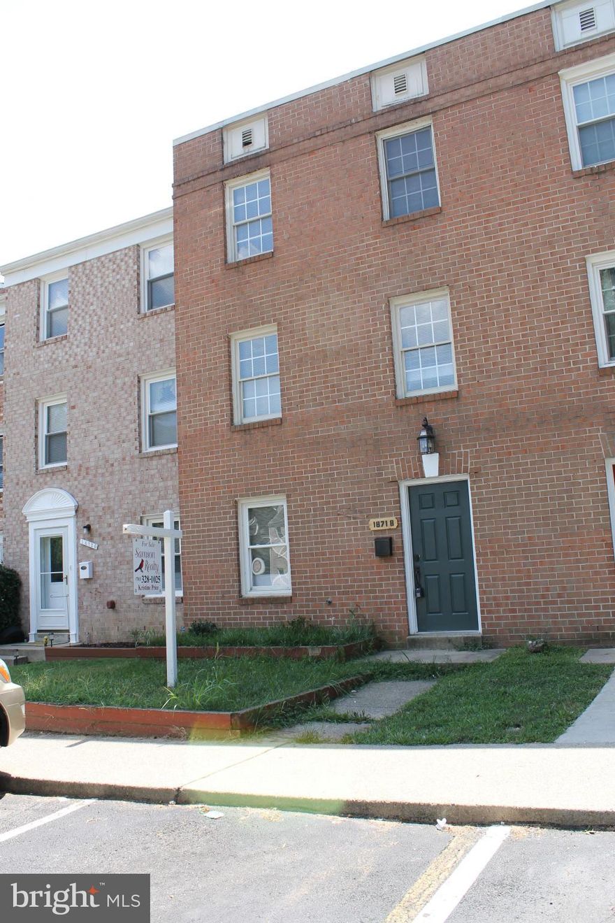 TOWNHOUSE 4 BDRM 2.5 FULL BATH IN VERY SOUGHT AFTER LOCATION!  FRESHLY PAINTED, NEW CARPET, GREAT OPEN FLOOR PLAN.  LARGE FAMILY ROOM W/HARDWOOD FLRS. REMODELED FBA. FINISHED LL W/ REC RM, BDRM & FULL BATH. NEW WASHER/DRYER . FULLY FENCED YARD W/ STORAGE SHED. READY TO MOVE IN! MINUTES TO COMMUTER BUS & WOODBRIDGE VRE, I 95, I495, FFX, PW PKWY, WOODBRIDGE OUTLETS, SHOPPING ENTERTAINMENT & MORE!