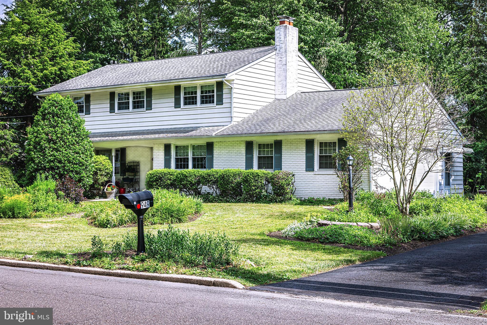 949 QUEENS DRIVE