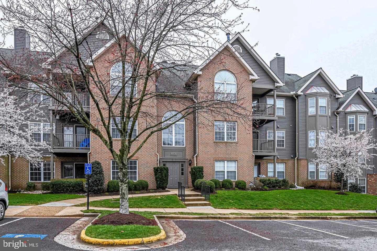 https://apply.link/3SOuyWX
Bright and spacious ground-level condo featuring an open floor plan with a cozy fireplace for those cooler nights. The unit includes a washer and dryer, a primary bedroom with a generous walk-in closet, and pristine hardwood floors throughout. Ample parking is available. This condo boasts an unbeatable location, making your daily commute easy. It's just minutes from Fair Oaks Mall, Fairfax Corner, Fairfax Town Center, and Costco. Enjoy easy access to major highways including Rt 50, I-66, Rt 29, and Fairfax County Parkway. Don't miss this exceptional opportunity to make this beautiful condo your home.