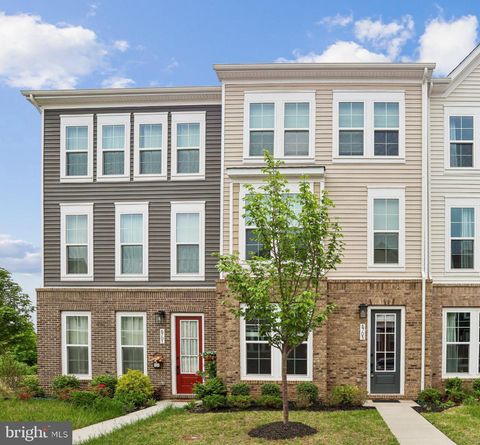 Photo of 6703 Upland Manor Drive, GAINESVILLE, VA 20155 (MLS # VAPW2119148)