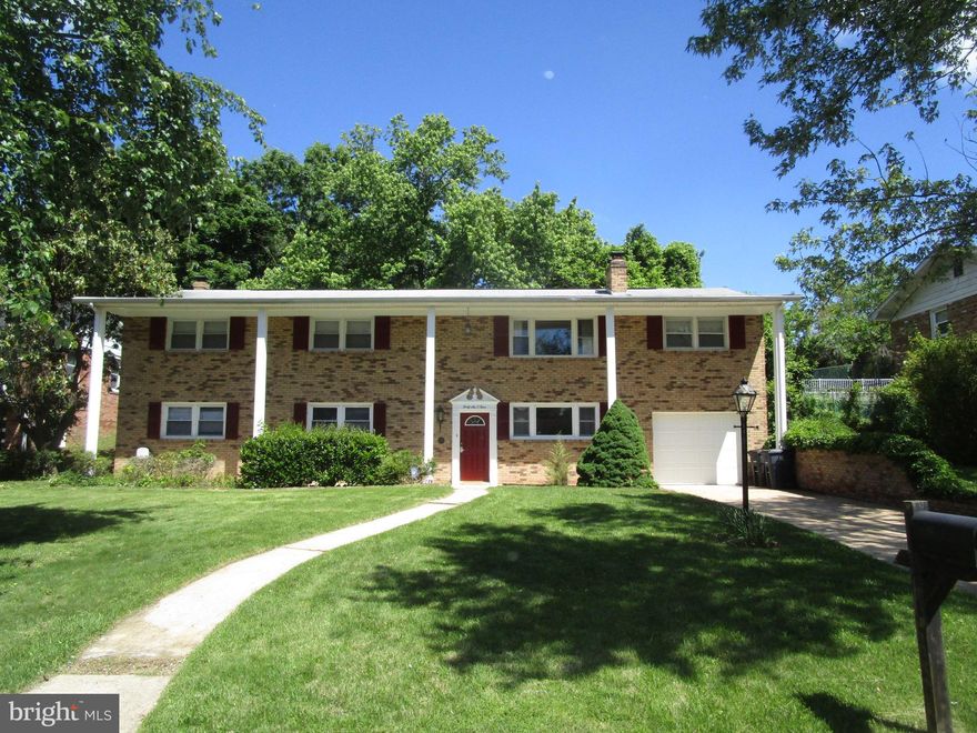 A very large house in a great neighborhood. 5 bedrooms, 3 full baths, huge main  level rec room, 2 BR and full BA, upper floor has 3 BR, 2 BA,  also family room on upper floor. dining room, eat in kitchen, wood floors on upper level.  Nice, neat and clean. Ready for your viewing and move in.  Recently painted and cleaned. New appliances. Updated LED lighting fixtures.
  sorry, no pets allowed. No smoking inside home.