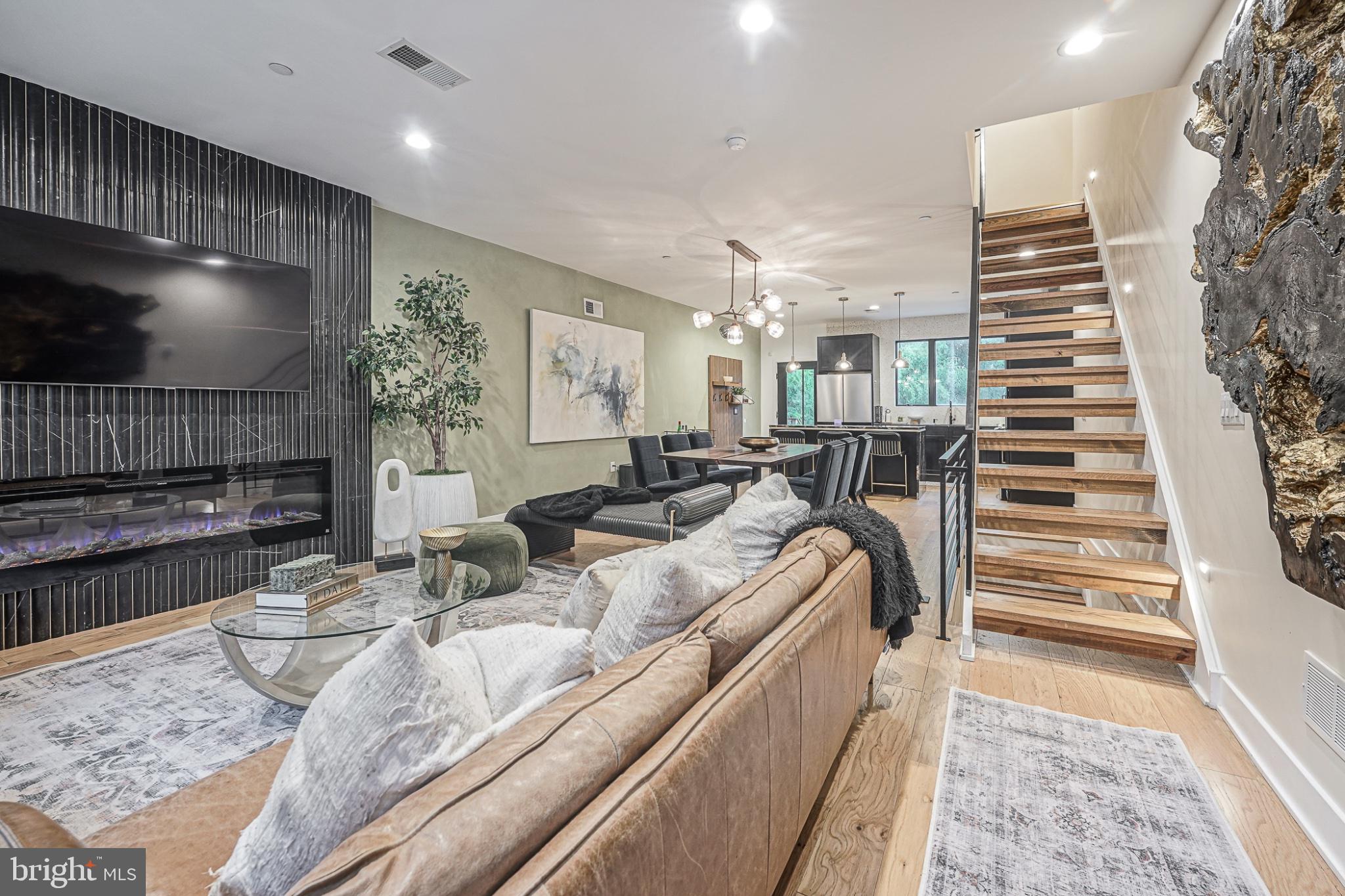 1109 EARL STREET