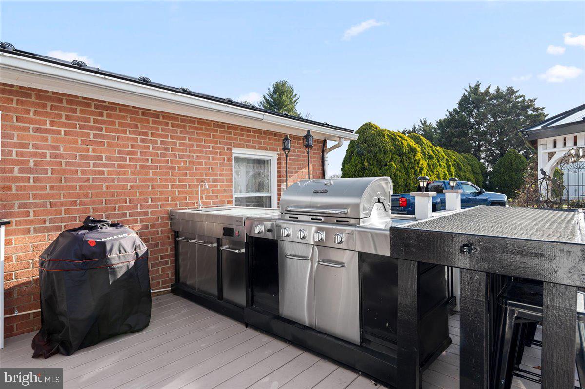 J WAYNE ADAMS - Residential