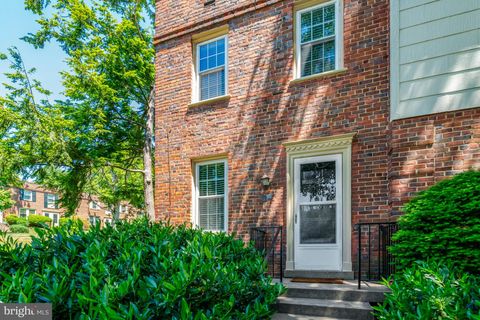 Photo of 1303 S Barton Street #211, ARLINGTON, VA 22204 (MLS # VAAR2072890)