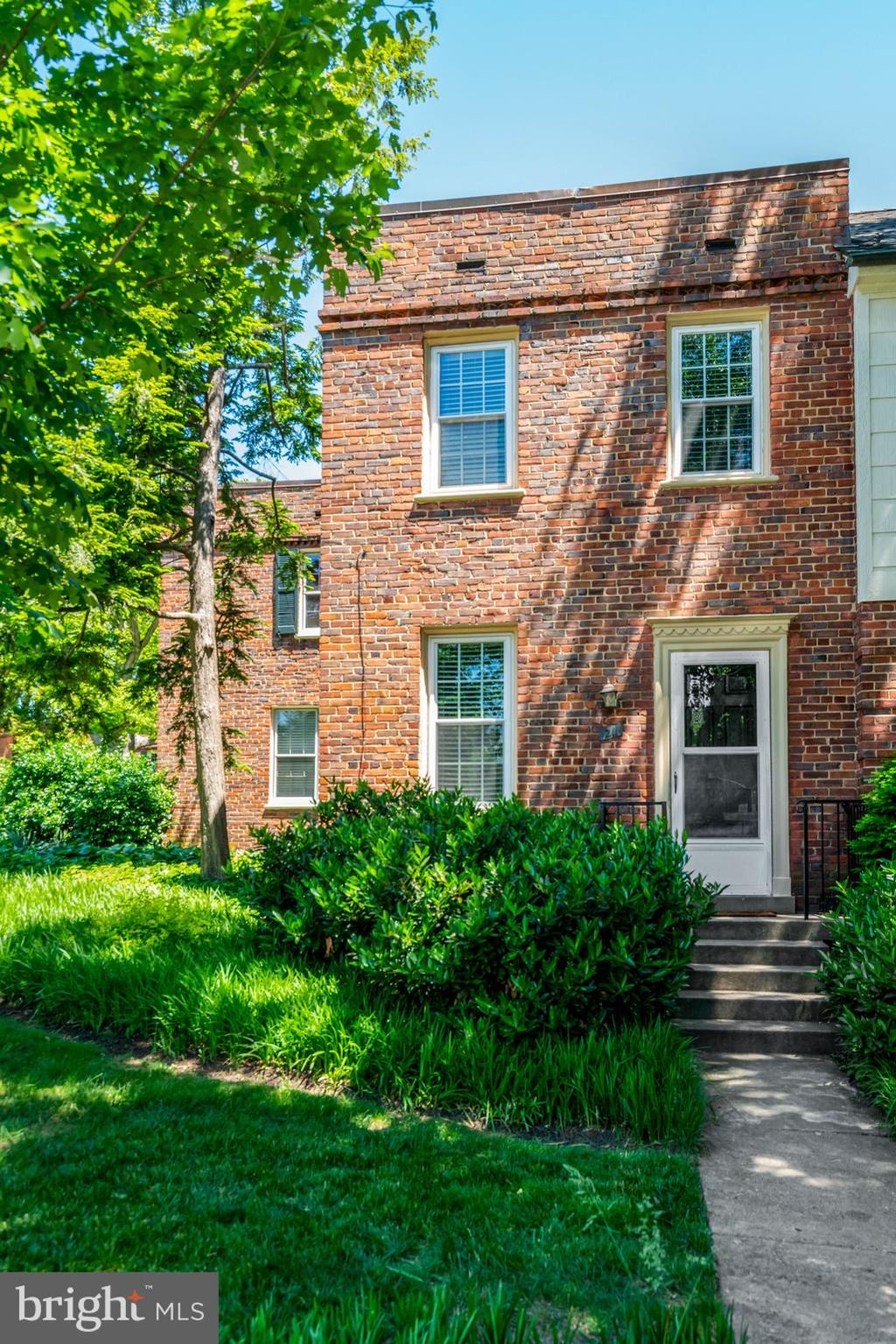 Photo of 1303 S Barton Street #211, ARLINGTON, VA 22204 (MLS # VAAR2072890)