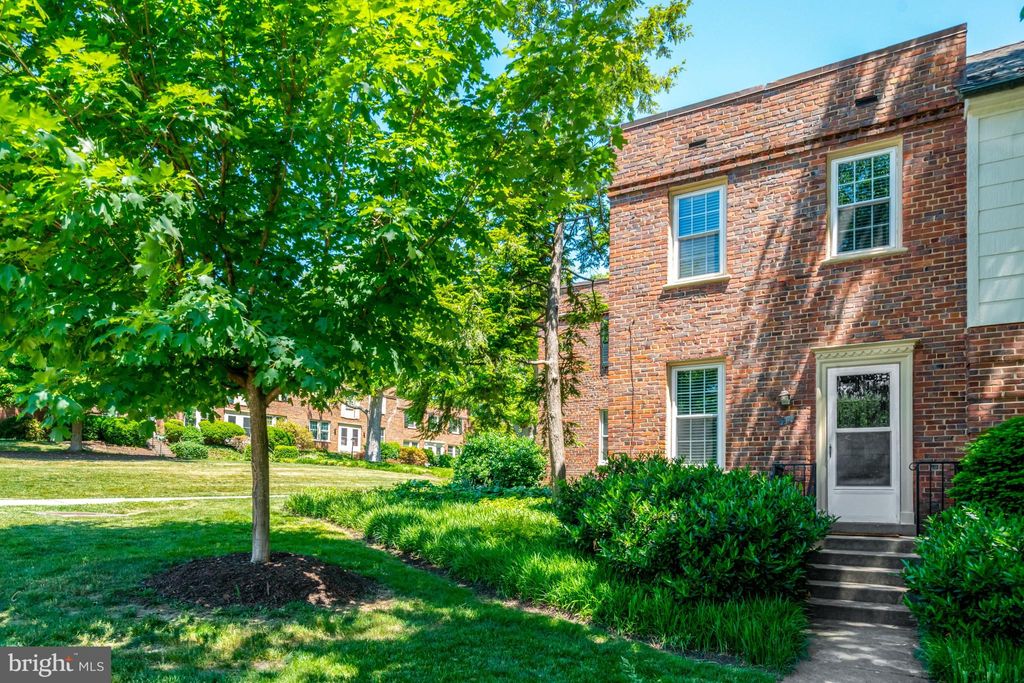 Photo of 1303 S Barton Street #211, ARLINGTON, VA 22204 (MLS # VAAR2072890)