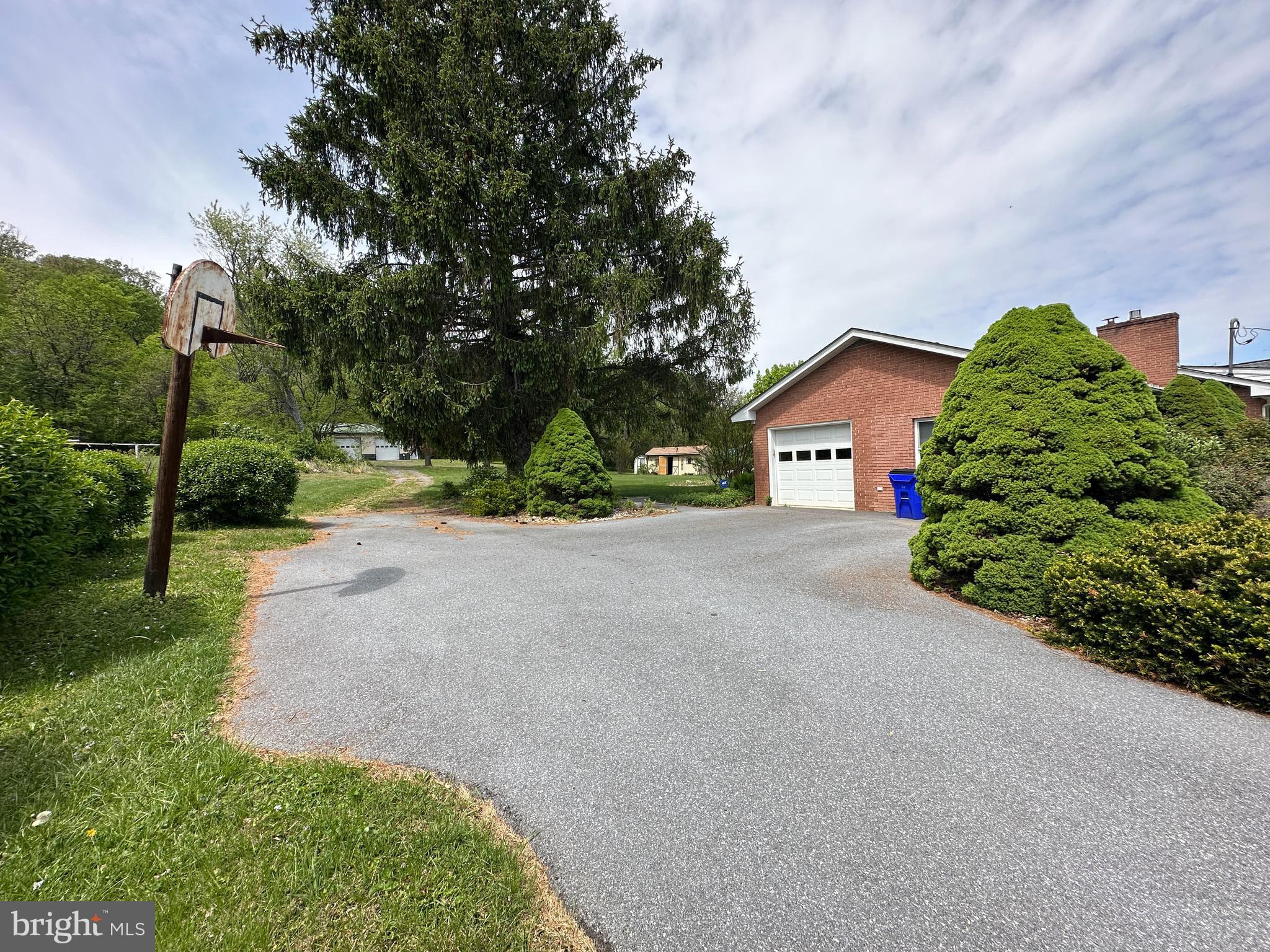 ROLLING HILLS - Residential