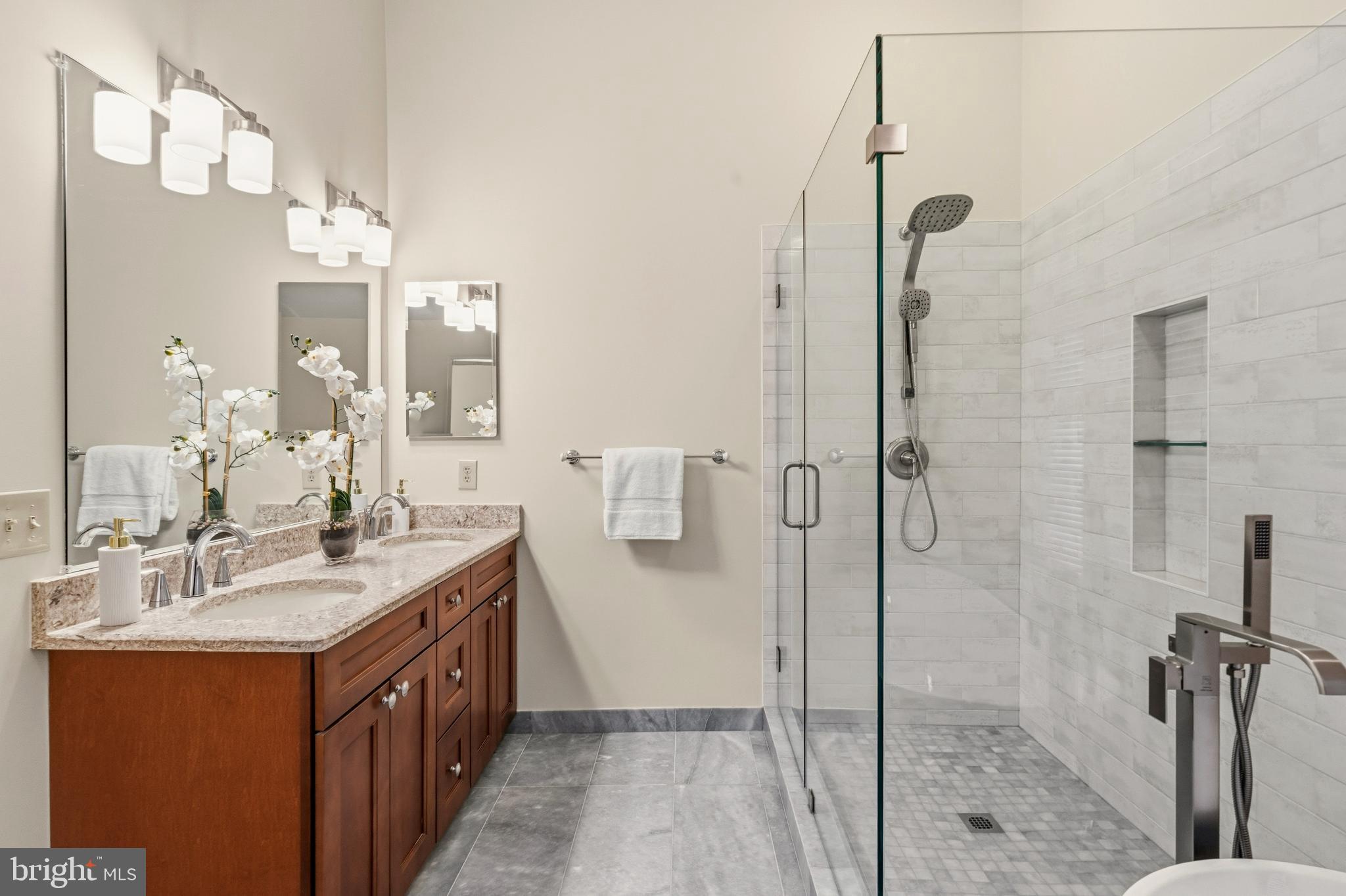 SEVEN OAKS - Residential