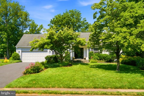 Photo of 1322 Timberly Lane, MCLEAN, VA 22102 (MLS # VAFX2326270)