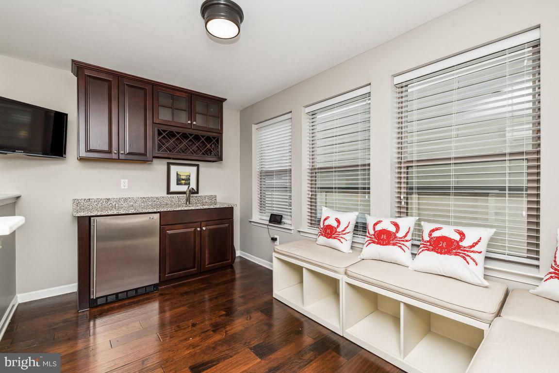 LOCUST POINT - Residential