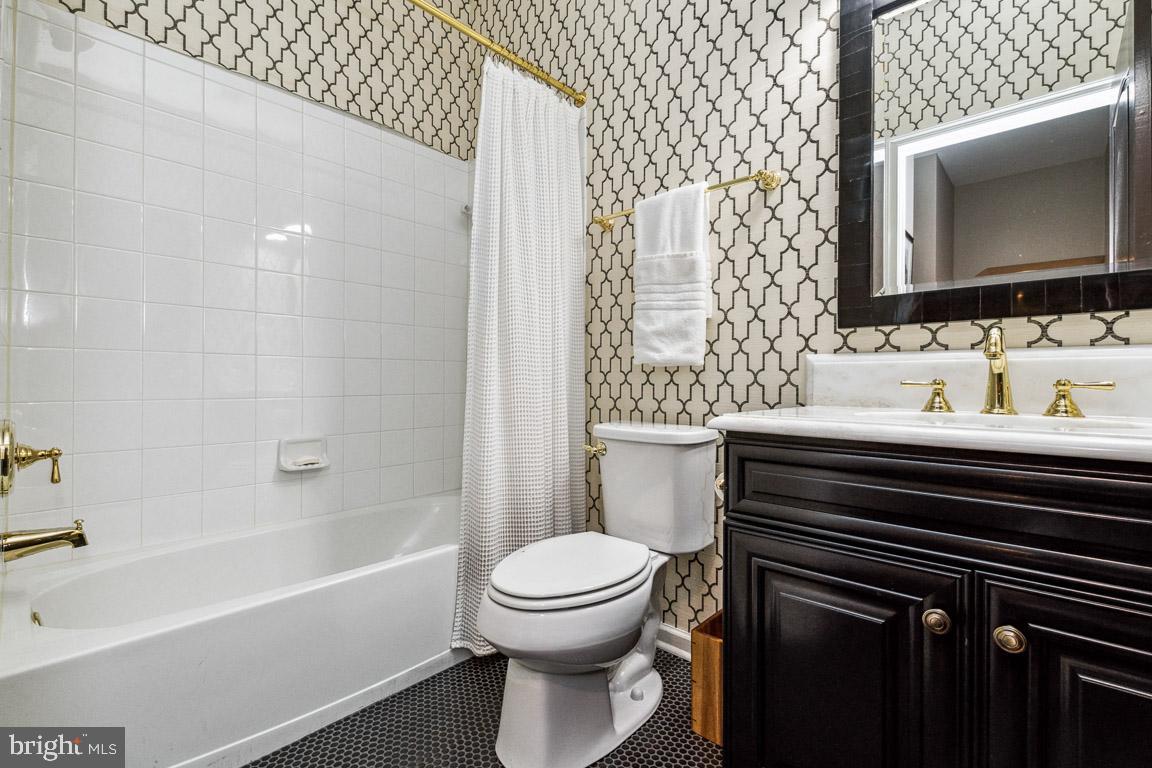 LOCUST POINT - Residential