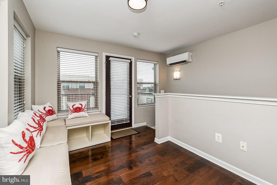 LOCUST POINT - Residential