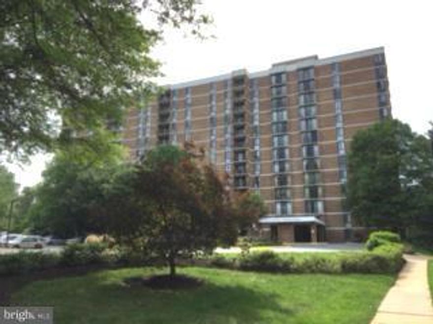 Spacious condo features gorgeous renov kit w/new appliances, granite c'tops, b'fast bar, modern glass tile backsplash, white cabs, SS sink w/offset faucet, new hdwd floors!   Washer/dryer in unit   2 remodeled full baths   Huge Master BR w/walk-in closet   Gym, tennis, pool, 24hr desk   Ample pkg, Metro bus stop in front   Walk to Whole Foods & TrJoes   Close to WFC Metro, Tysons, 66/495!