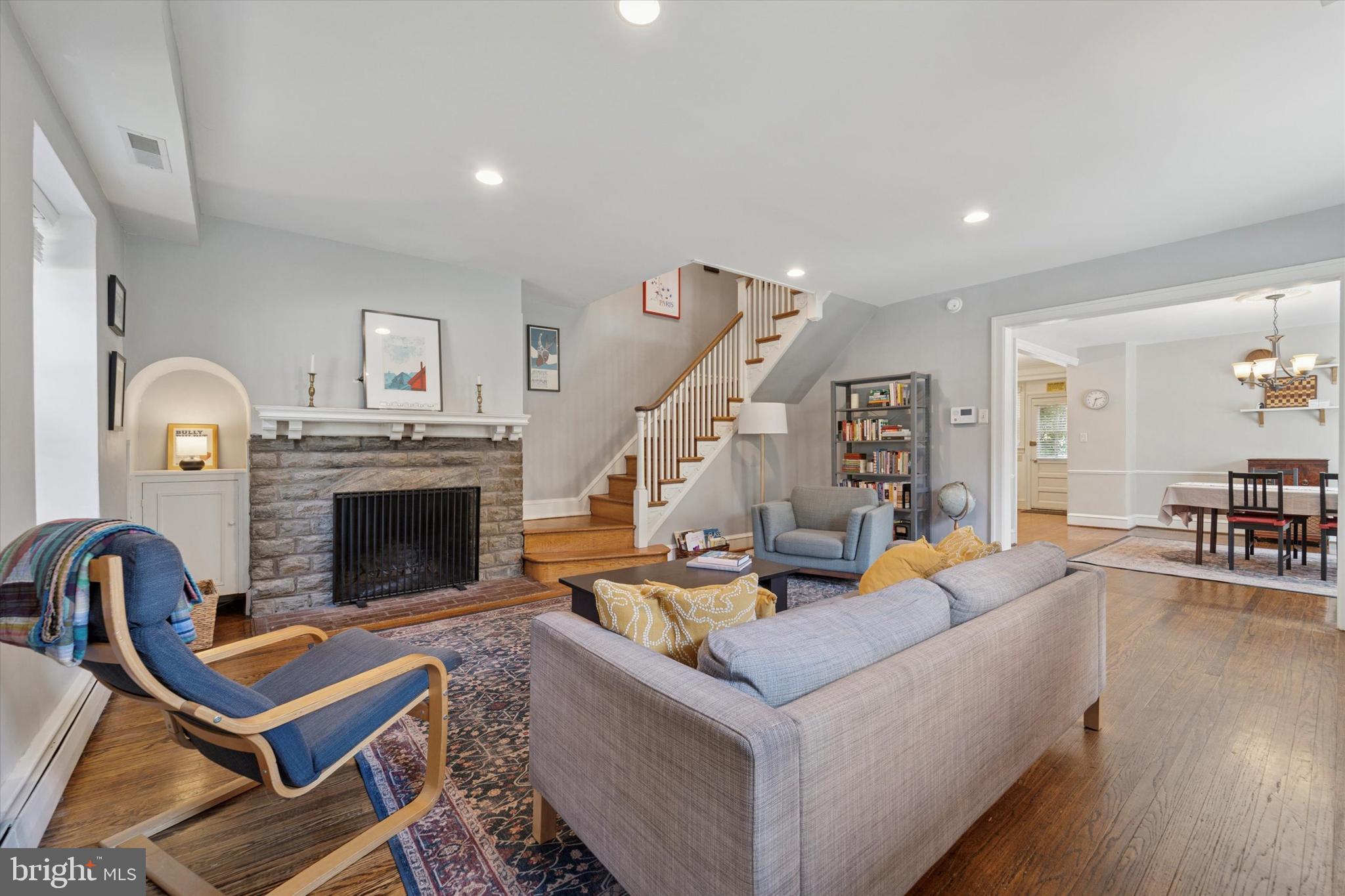 1422 SURREY LANE