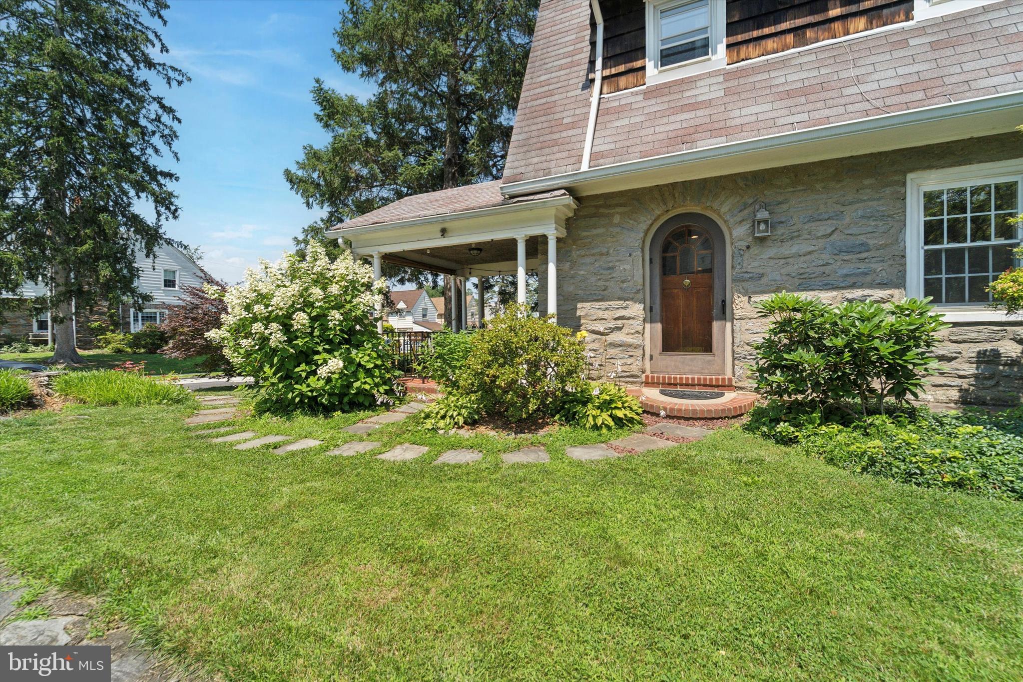 1422 SURREY LANE