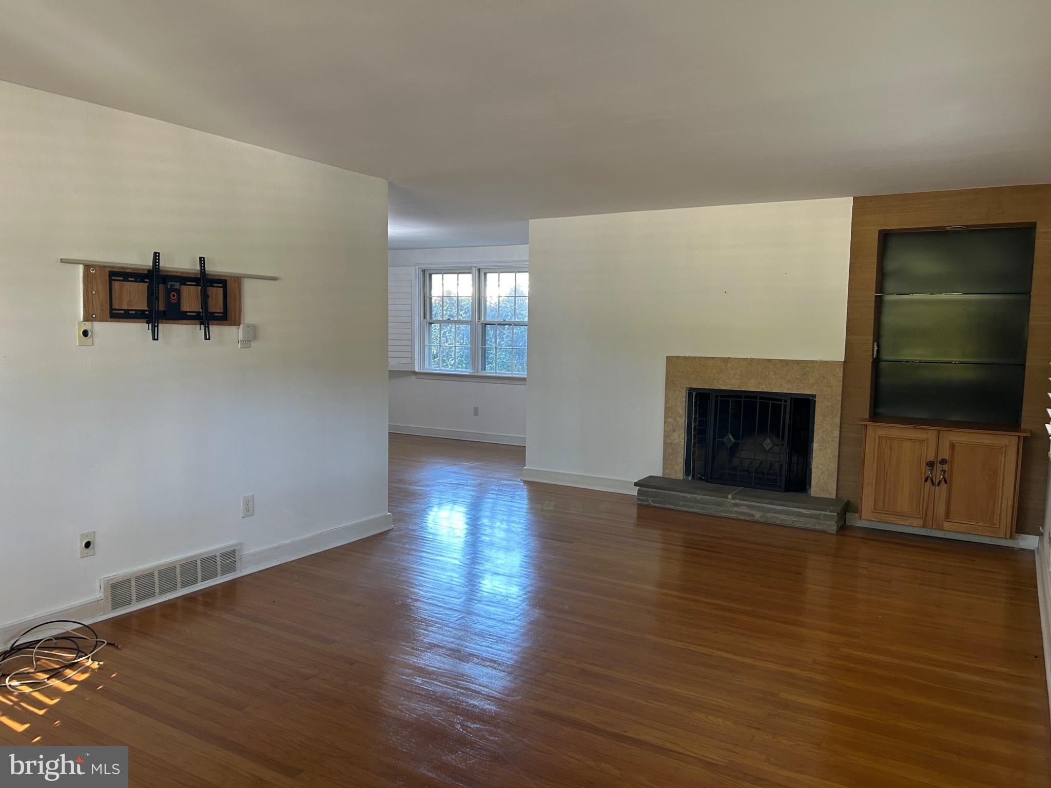 1129 W WYNNEWOOD ROAD