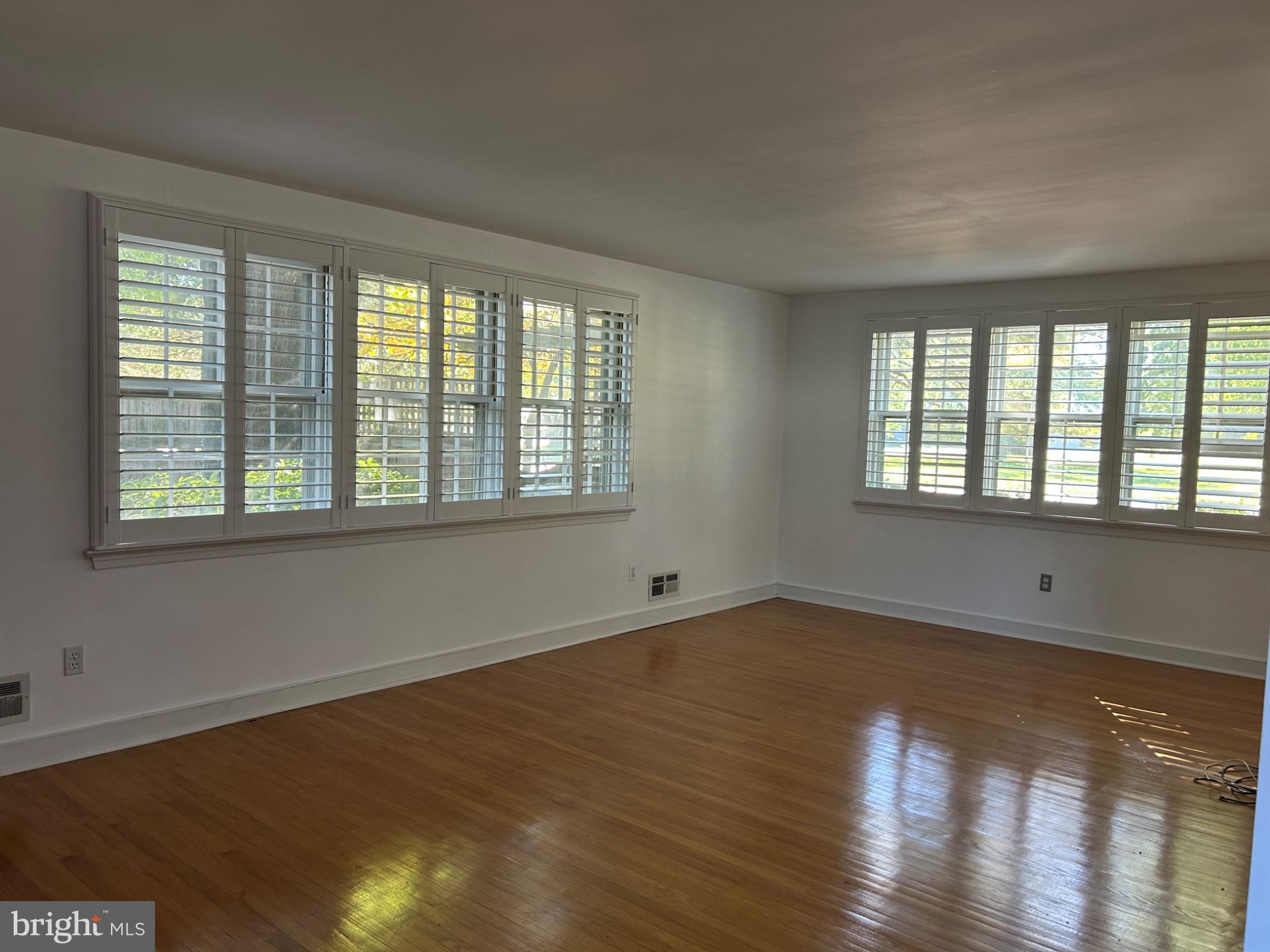 1129 W WYNNEWOOD ROAD